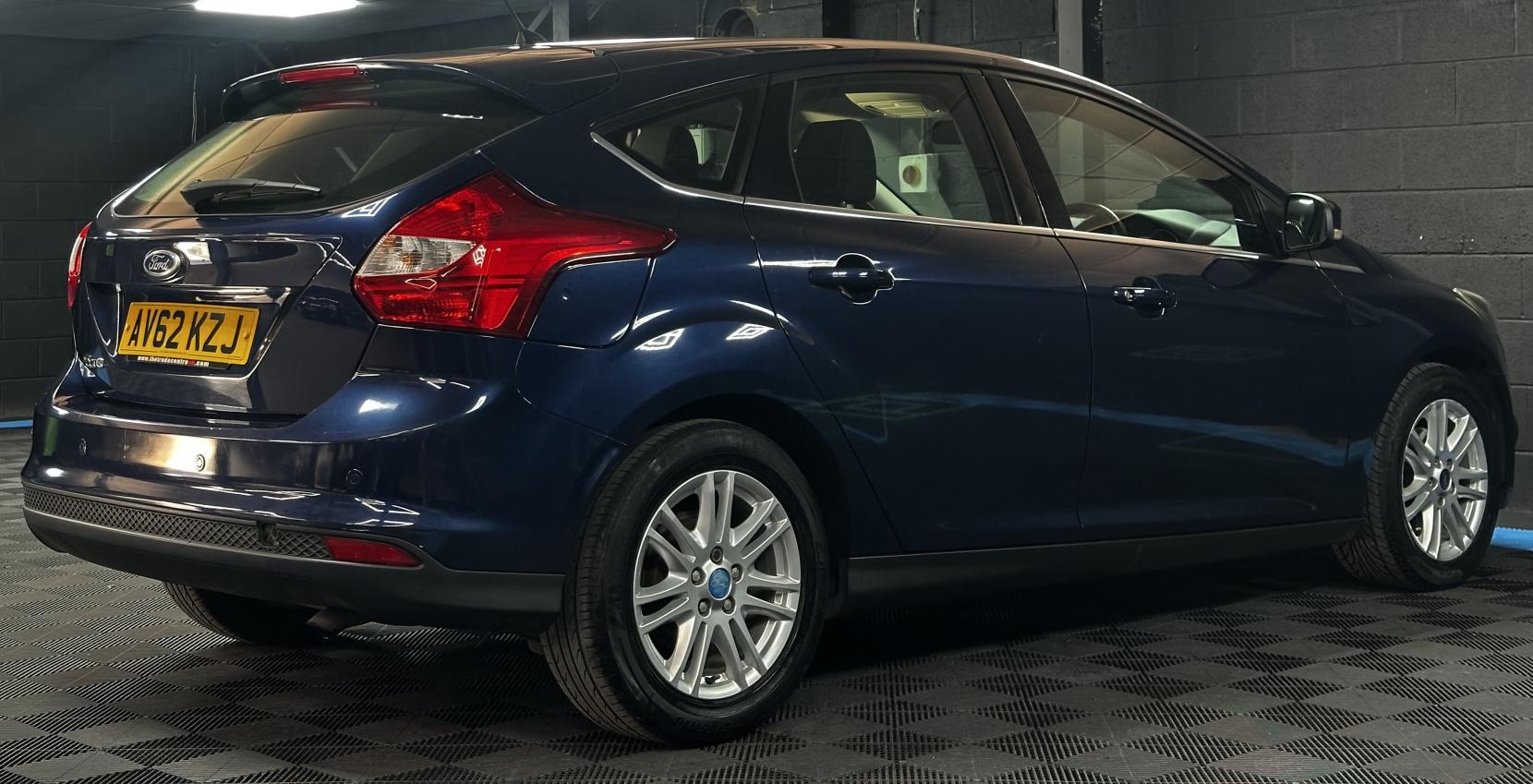 Ford Focus 1.6 Titanium Hatchback 5dr Petrol Powershift Euro 5 (125 ps)