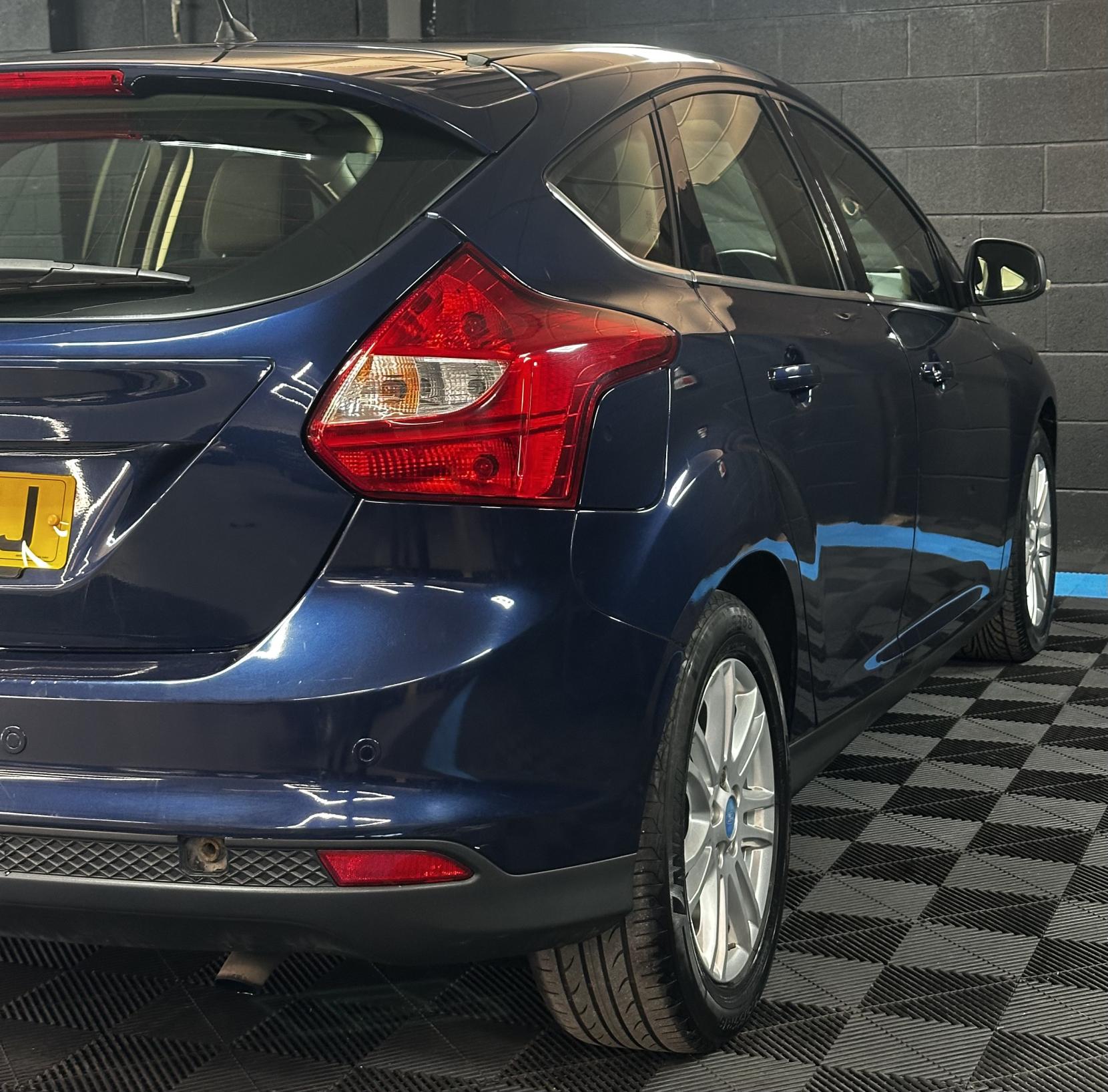 Ford Focus 1.6 Titanium Hatchback 5dr Petrol Powershift Euro 5 (125 ps)