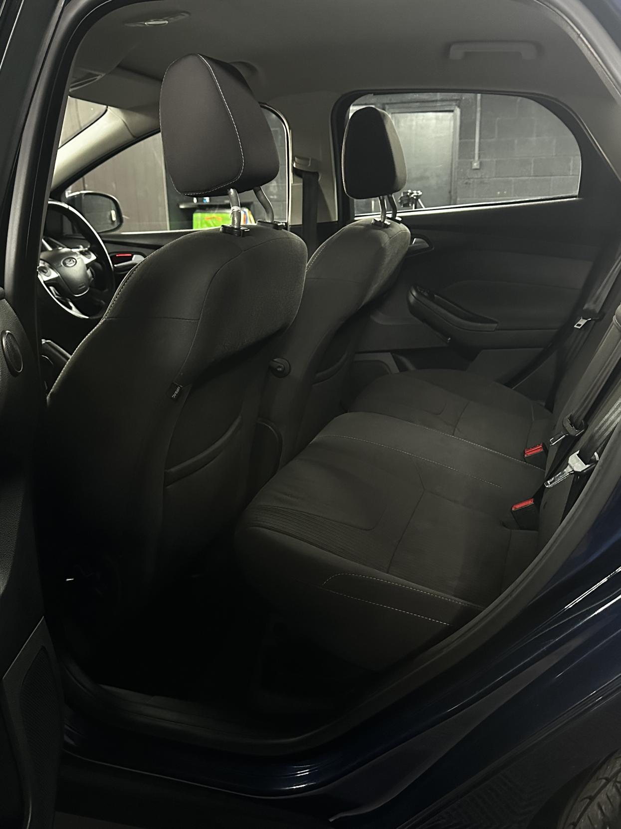 Ford Focus 1.6 Titanium Hatchback 5dr Petrol Powershift Euro 5 (125 ps)