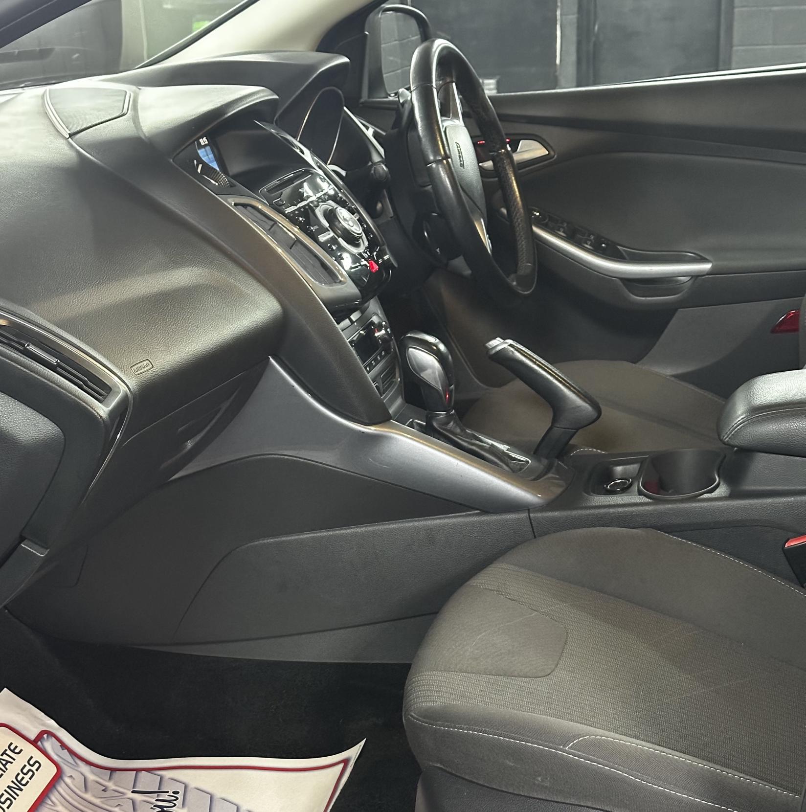 Ford Focus 1.6 Titanium Hatchback 5dr Petrol Powershift Euro 5 (125 ps)