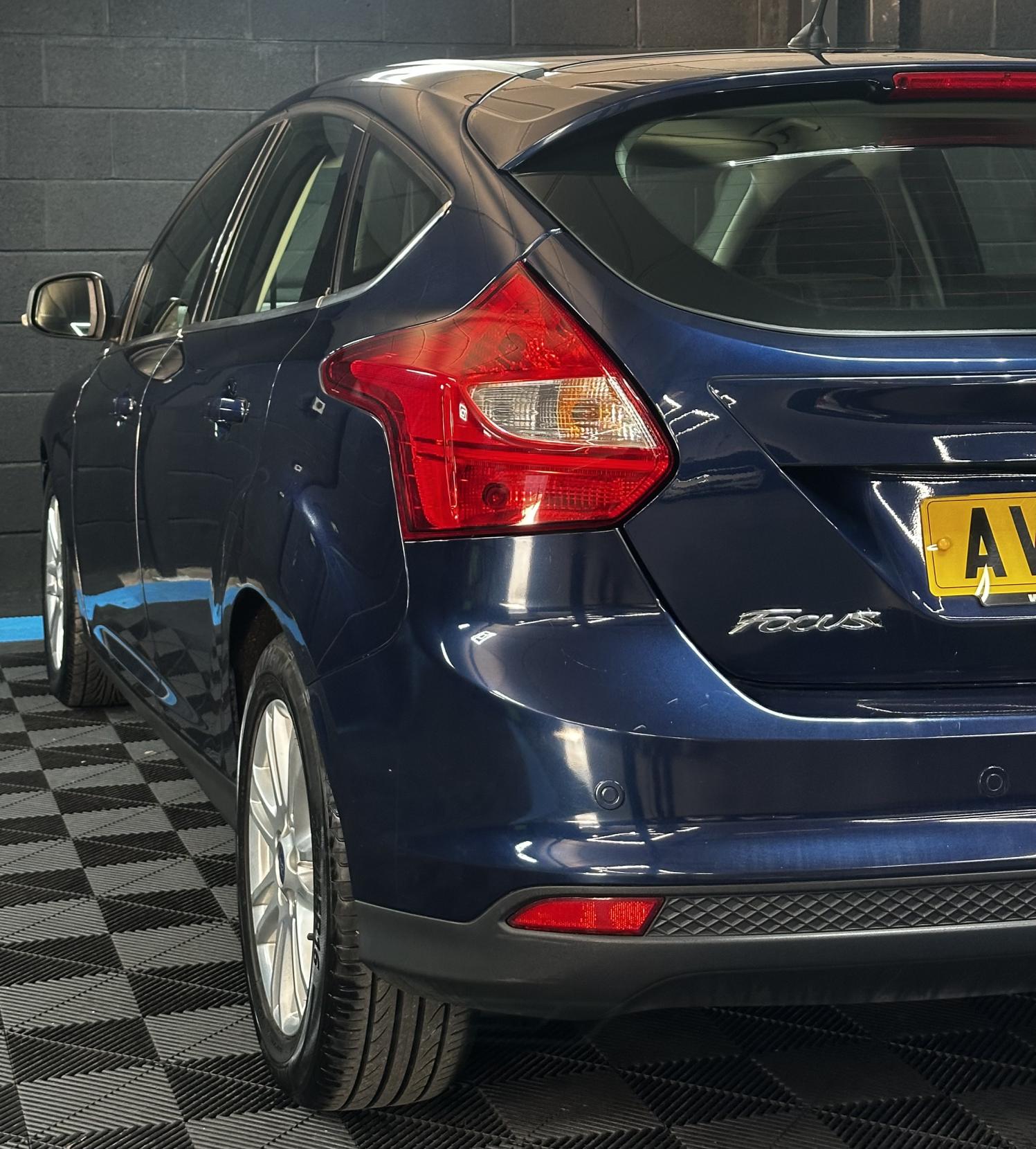 Ford Focus 1.6 Titanium Hatchback 5dr Petrol Powershift Euro 5 (125 ps)