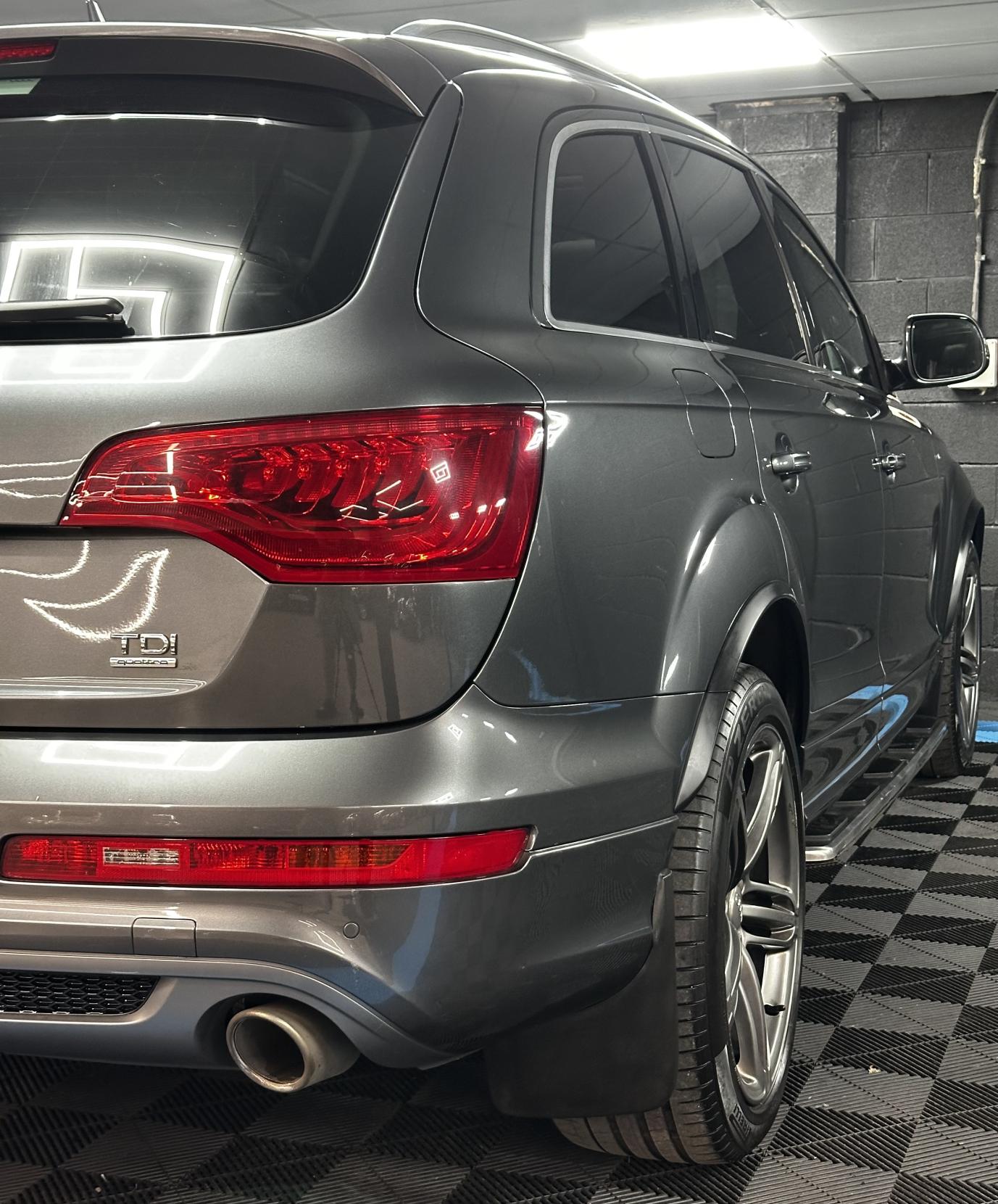 Audi Q7 3.0 TDI V6 S line SUV 5dr Diesel Tiptronic quattro Euro 5 (240 ps)