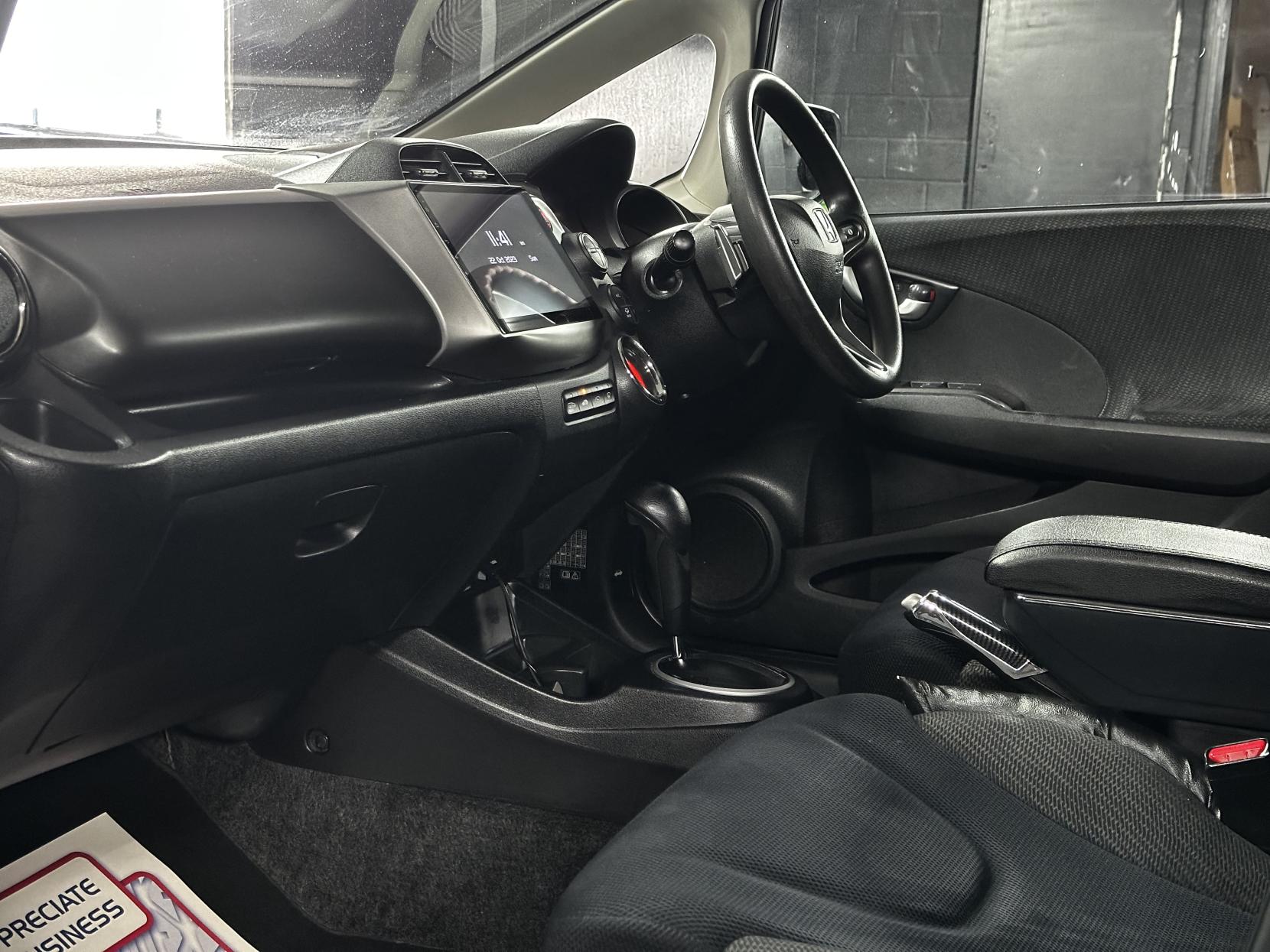 Honda Jazz 1.4 i-VTEC ES Hatchback 5dr Petrol CVT Euro 5 (99 ps)