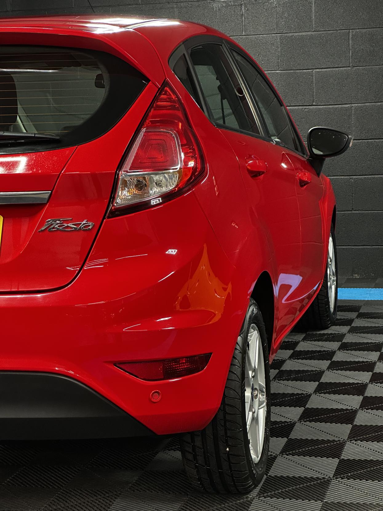 Ford Fiesta 1.6 Zetec Hatchback 5dr Petrol Powershift Euro 5 (105 ps)
