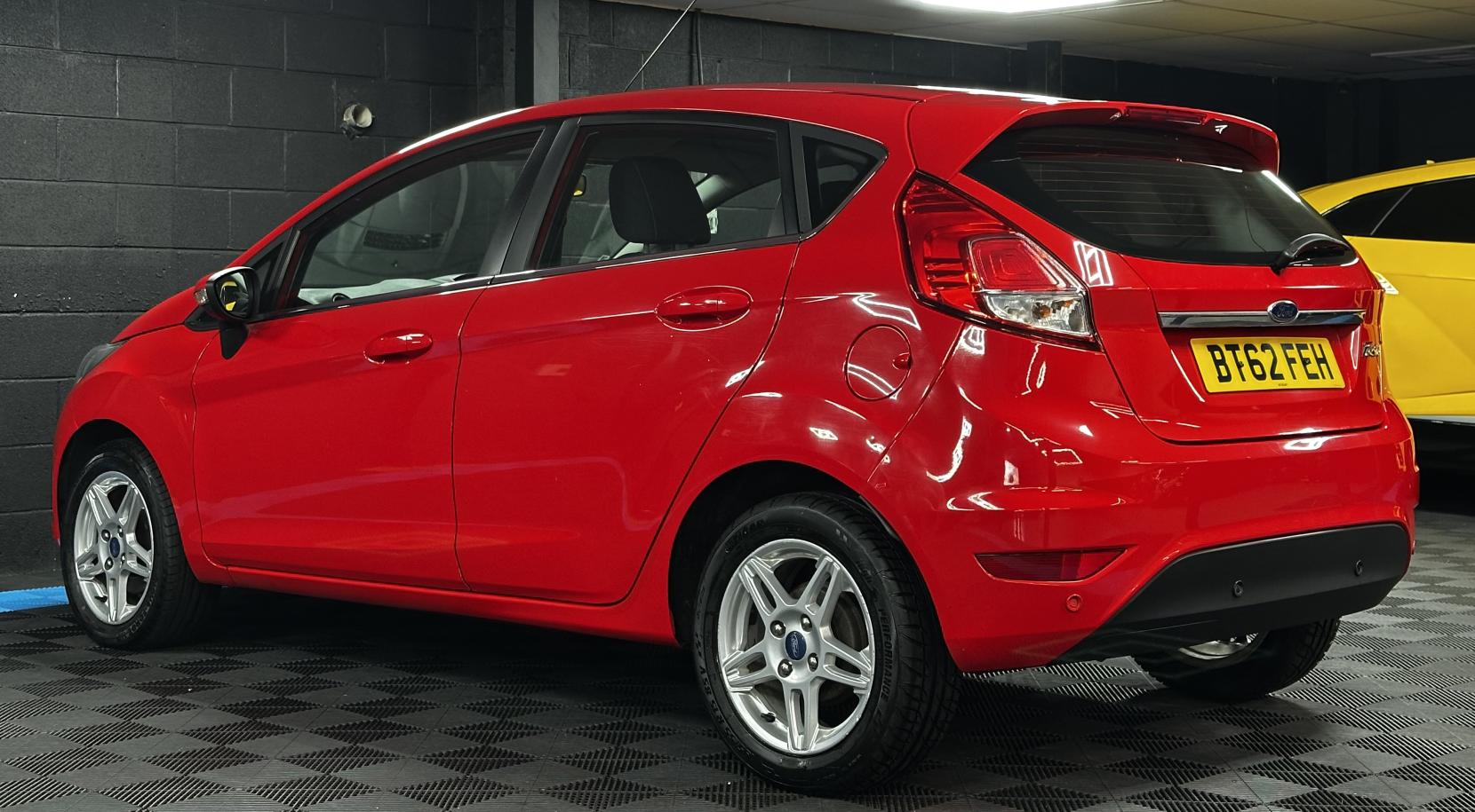 Ford Fiesta 1.6 Zetec Hatchback 5dr Petrol Powershift Euro 5 (105 ps)