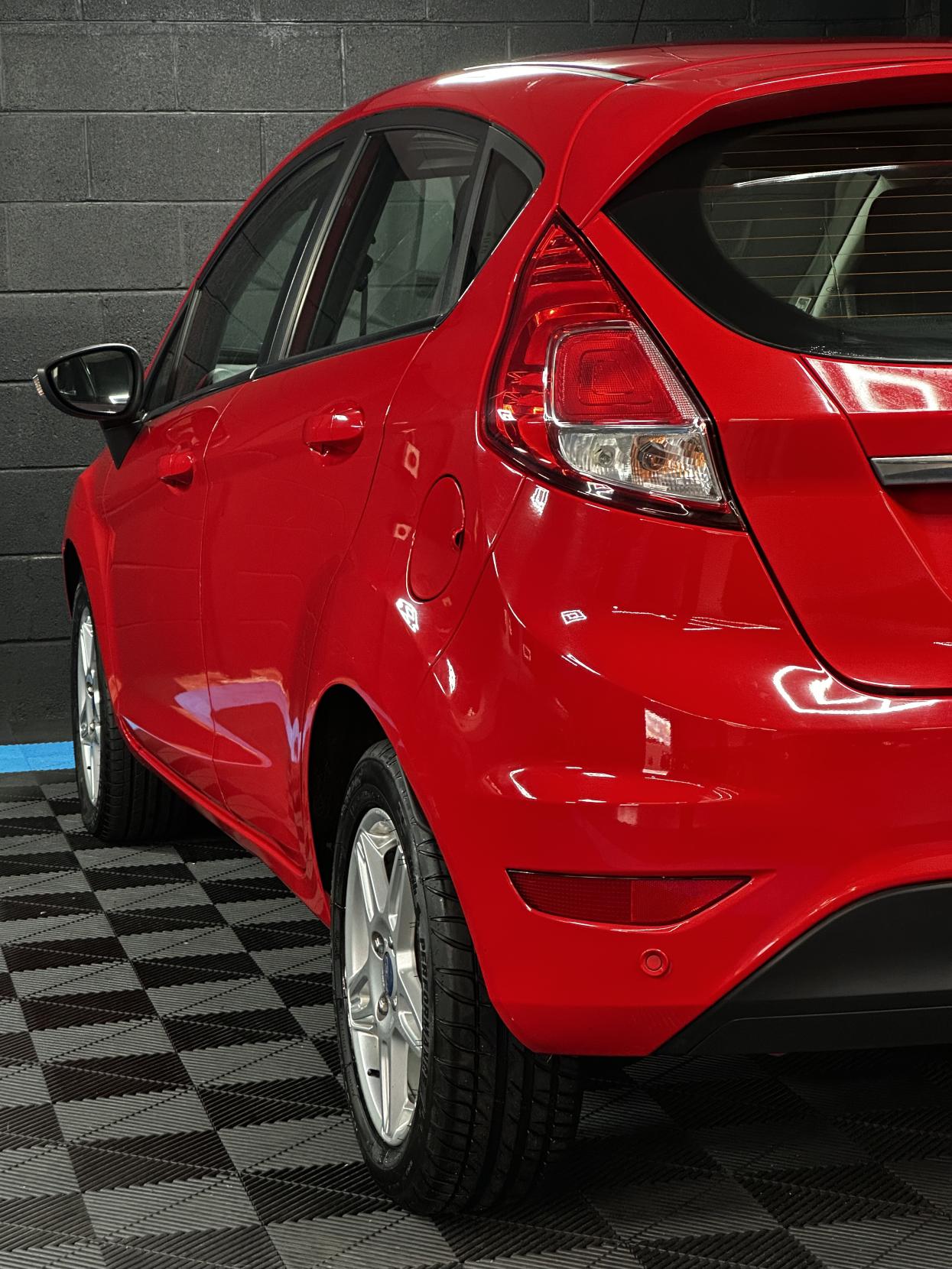 Ford Fiesta 1.6 Zetec Hatchback 5dr Petrol Powershift Euro 5 (105 ps)