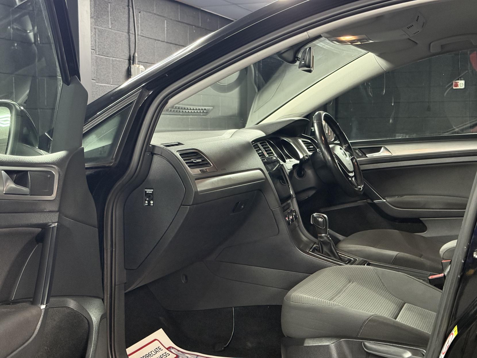 Volkswagen Golf 1.6 TDI BlueMotion Tech SE Hatchback 5dr Diesel DSG Euro 5 (s/s) (105 ps)