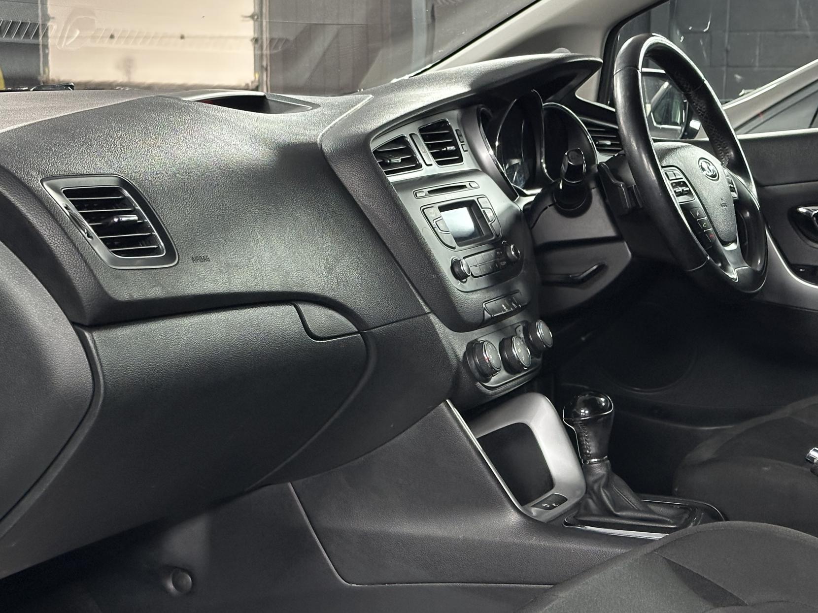 Kia Ceed 1.6 CRDi 2 Hatchback 5dr Diesel Auto Euro 5 (126 bhp)