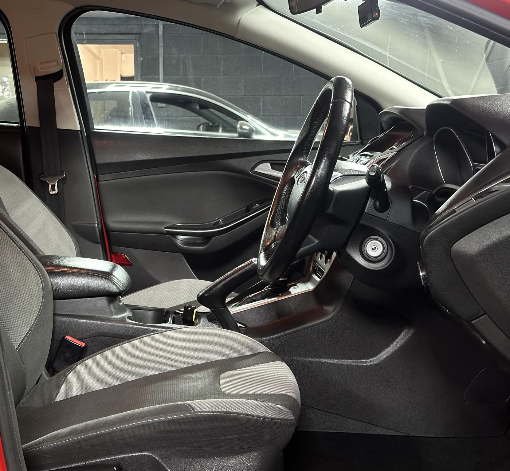 Ford Focus 1.6 Zetec Hatchback 5dr Petrol Powershift Euro 5 (125 ps)