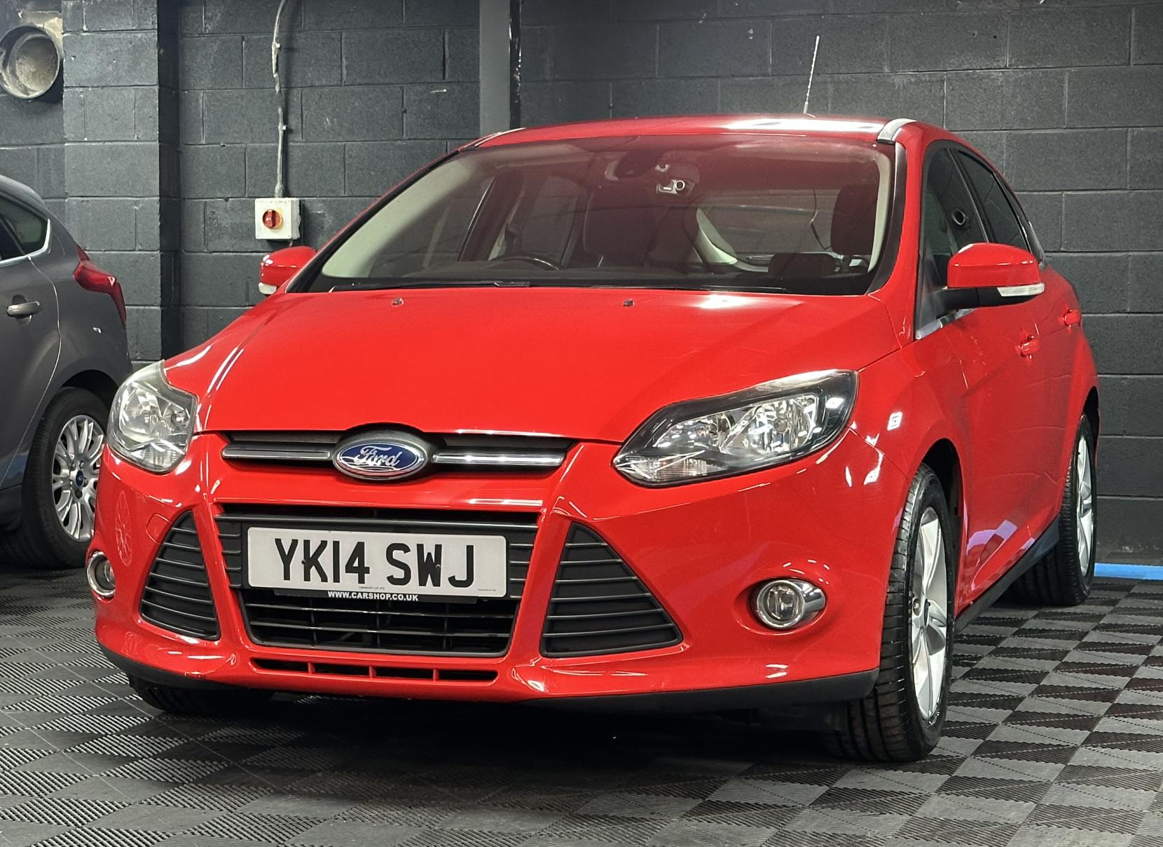 Ford Focus 1.6 Zetec Hatchback 5dr Petrol Powershift Euro 5 (125 ps)