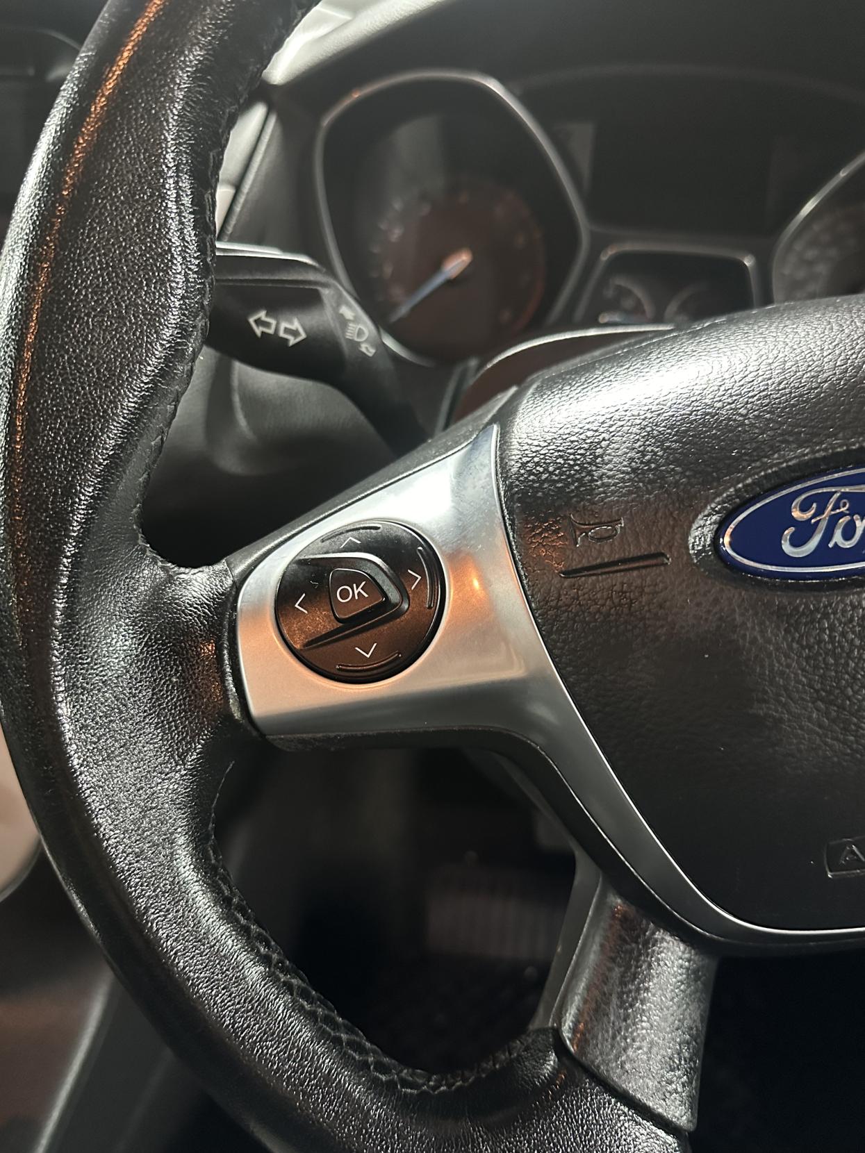 Ford Focus 1.6 Zetec Hatchback 5dr Petrol Powershift Euro 5 (125 ps)