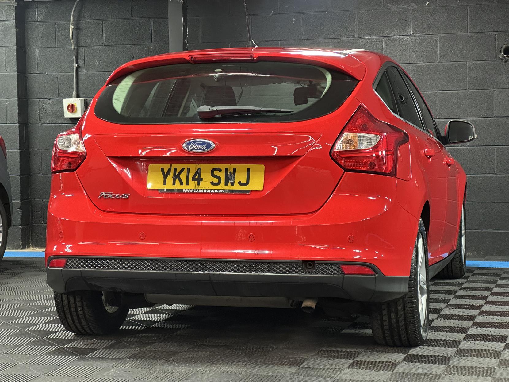 Ford Focus 1.6 Zetec Hatchback 5dr Petrol Powershift Euro 5 (125 ps)