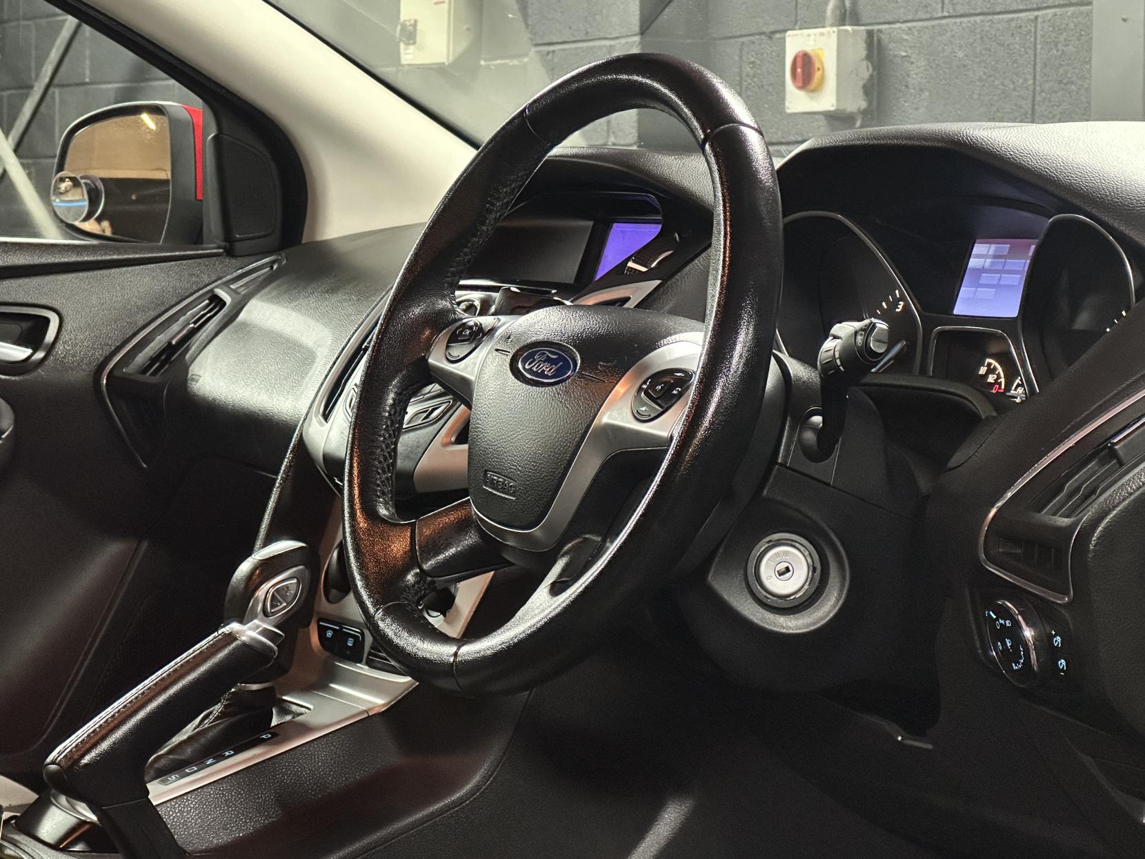Ford Focus 1.6 Zetec Hatchback 5dr Petrol Powershift Euro 5 (125 ps)
