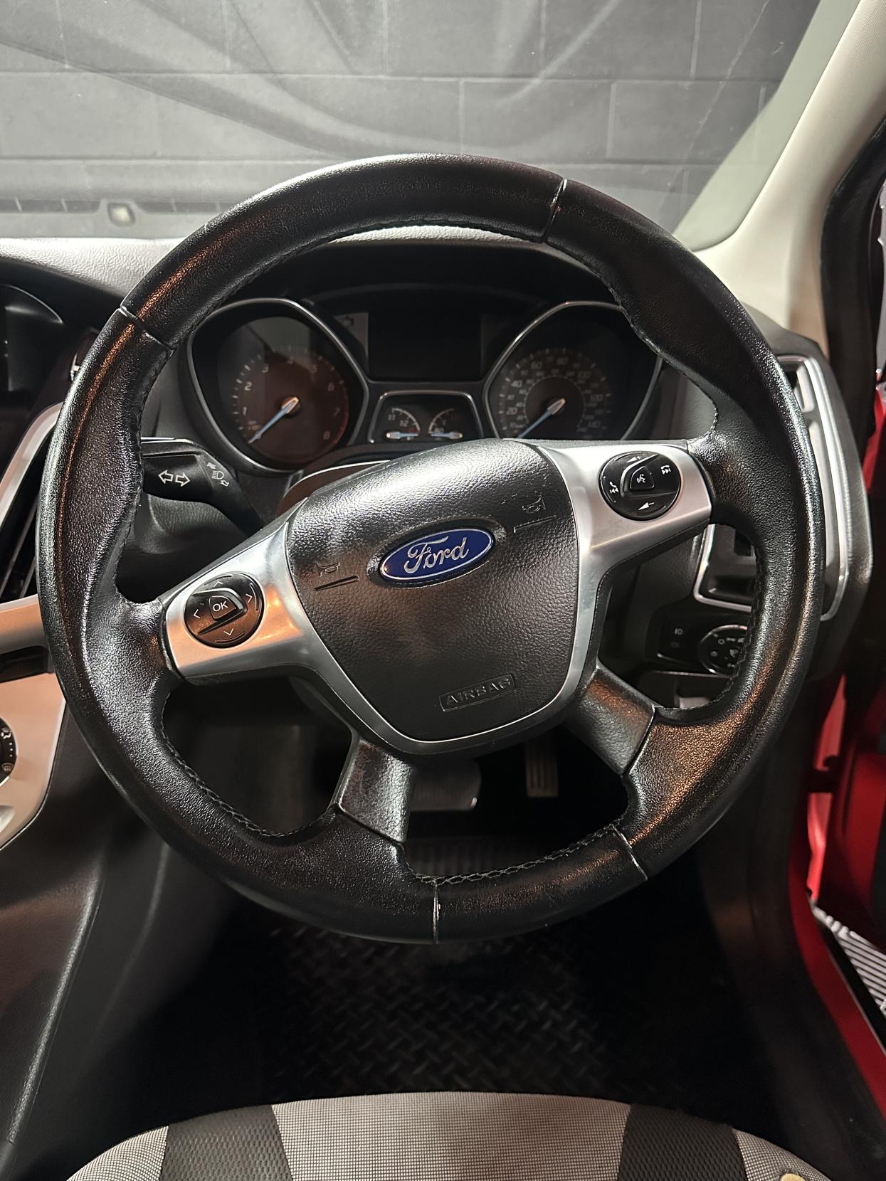 Ford Focus 1.6 Zetec Hatchback 5dr Petrol Powershift Euro 5 (125 ps)