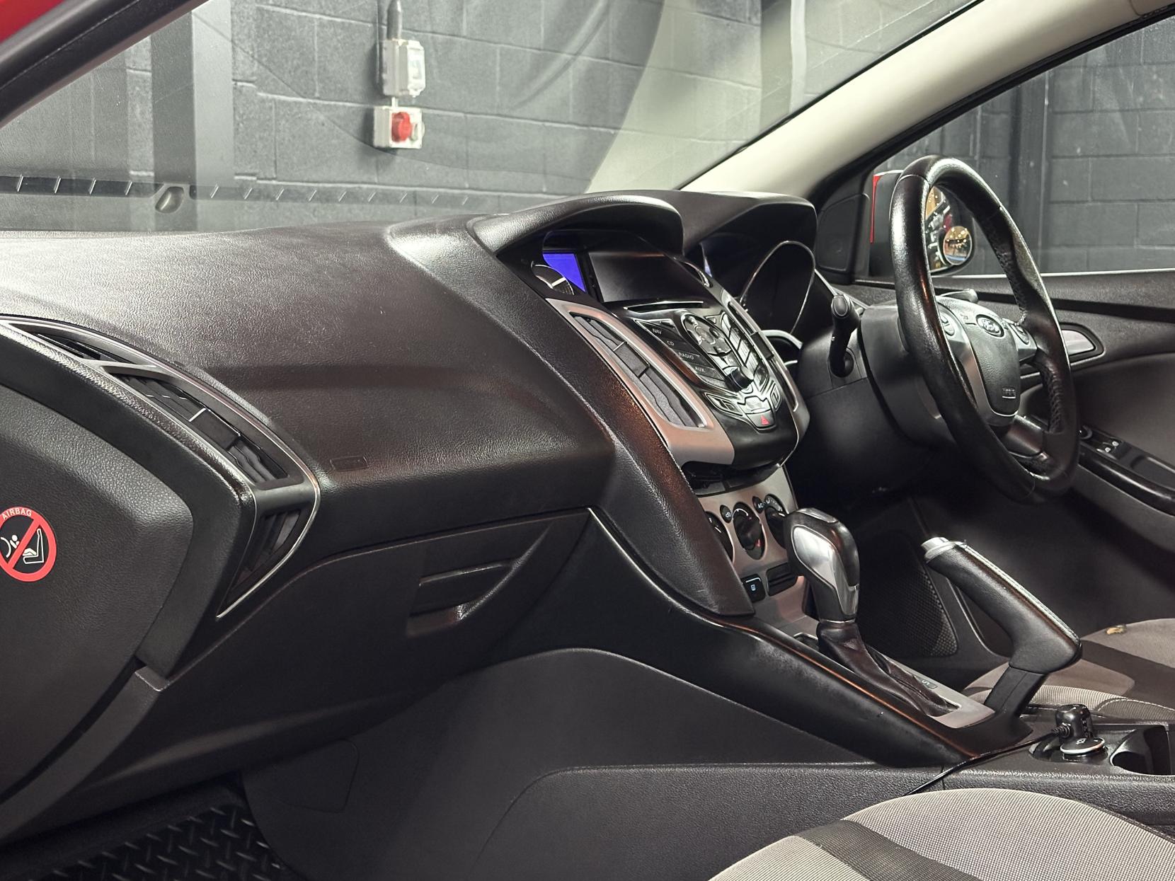 Ford Focus 1.6 Zetec Hatchback 5dr Petrol Powershift Euro 5 (125 ps)