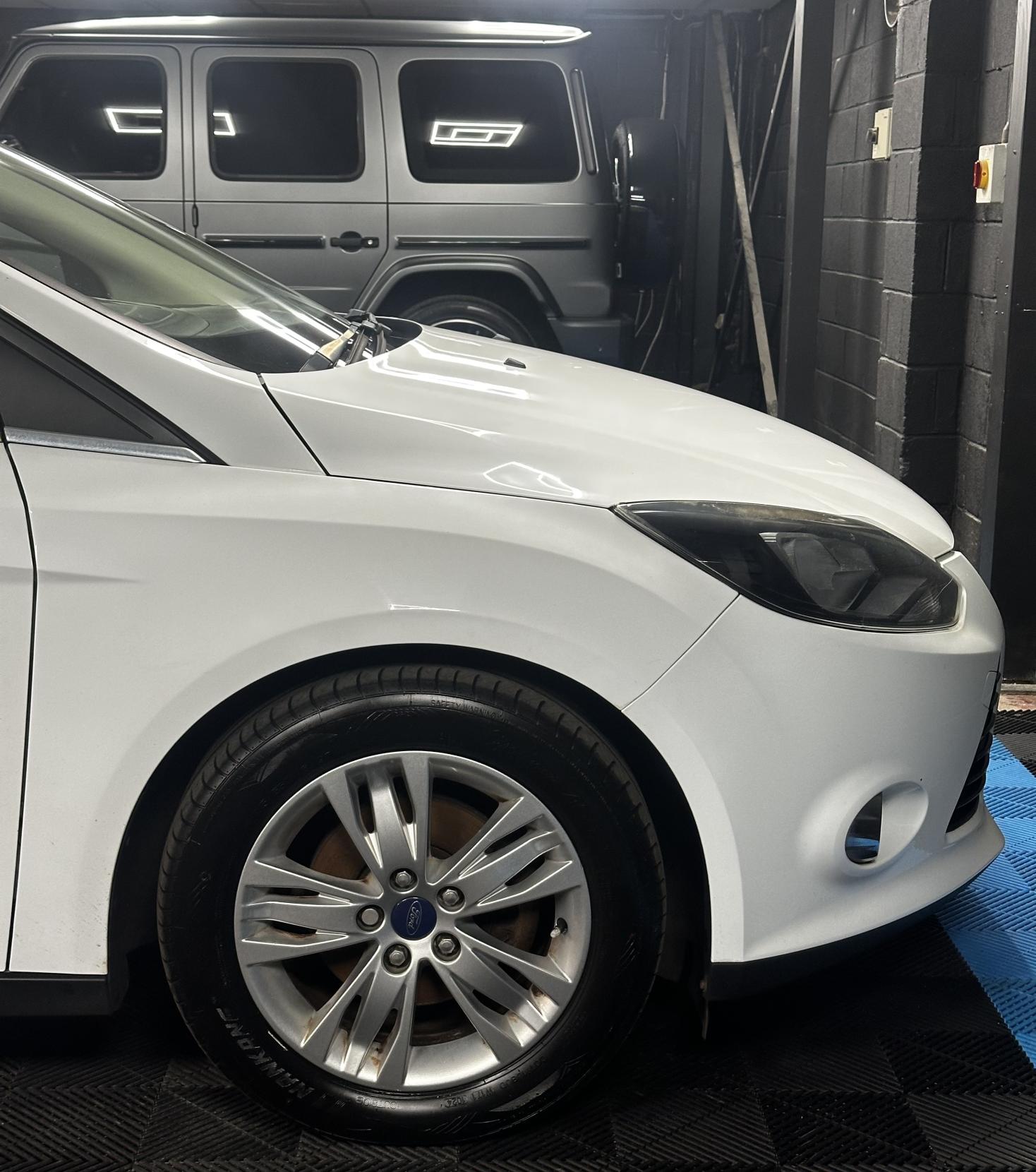 Ford Focus 1.6 Titanium Navigator Hatchback 5dr Petrol Powershift Euro 5 (125 ps)