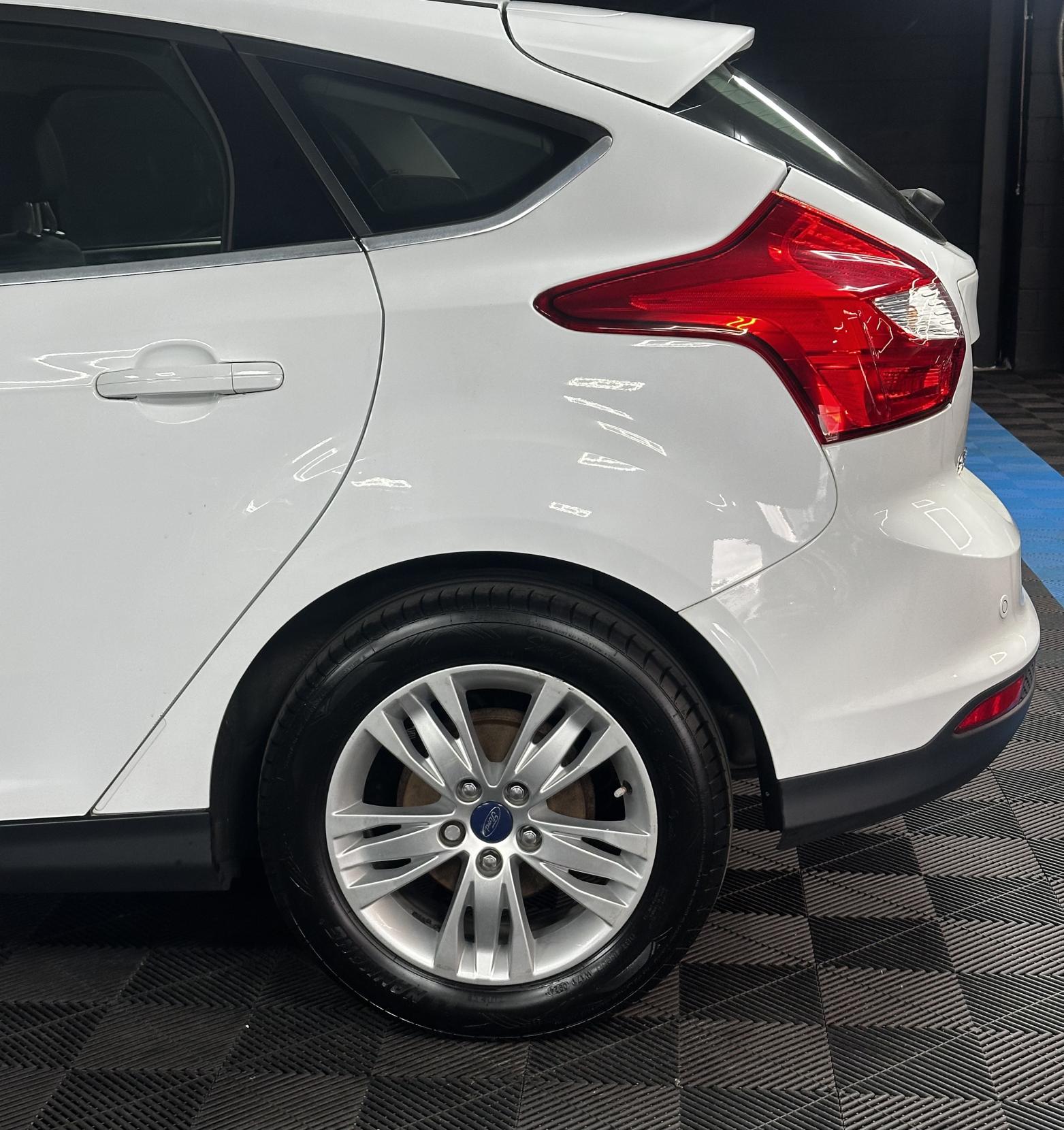 Ford Focus 1.6 Titanium Navigator Hatchback 5dr Petrol Powershift Euro 5 (125 ps)