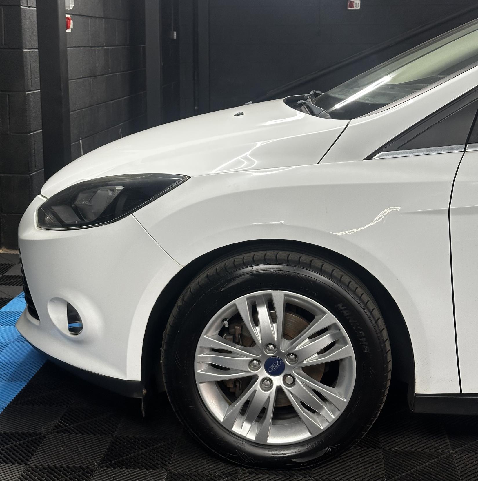 Ford Focus 1.6 Titanium Navigator Hatchback 5dr Petrol Powershift Euro 5 (125 ps)