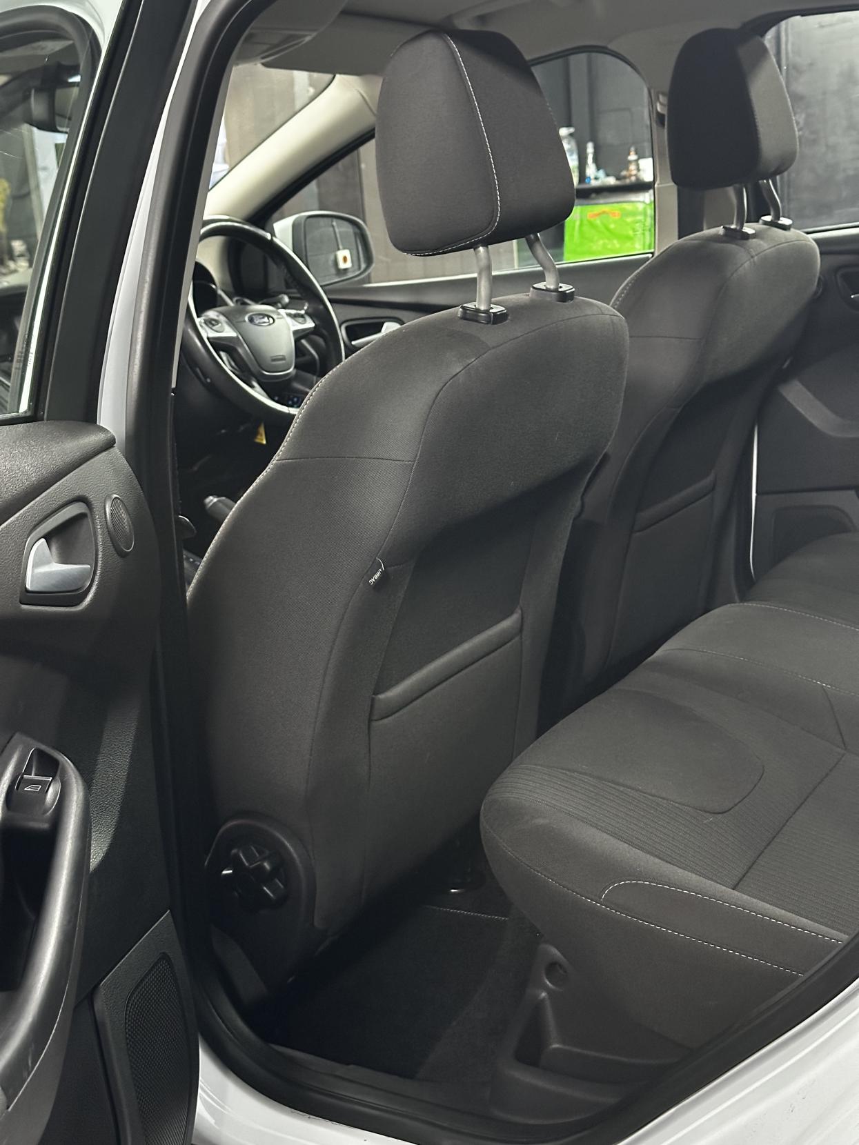 Ford Focus 1.6 Titanium Navigator Hatchback 5dr Petrol Powershift Euro 5 (125 ps)