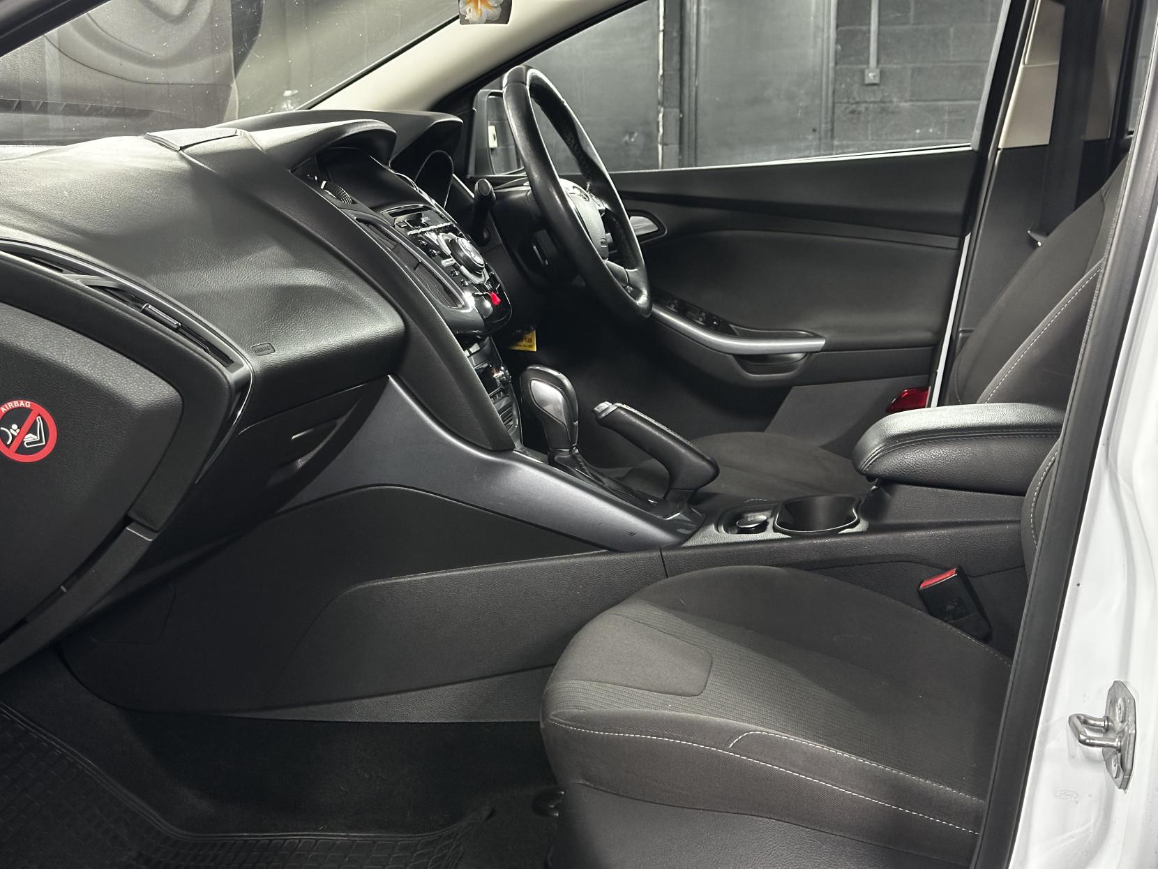 Ford Focus 1.6 Titanium Navigator Hatchback 5dr Petrol Powershift Euro 5 (125 ps)