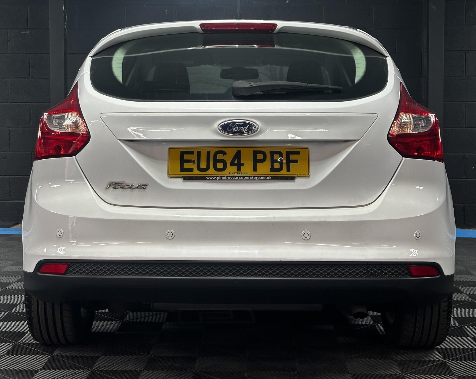 Ford Focus 1.6 Titanium Navigator Hatchback 5dr Petrol Powershift Euro 5 (125 ps)