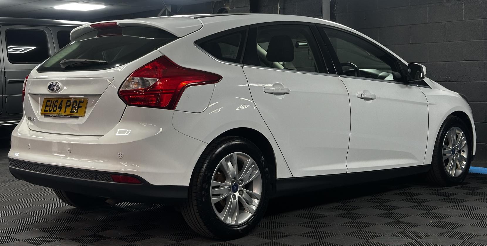Ford Focus 1.6 Titanium Navigator Hatchback 5dr Petrol Powershift Euro 5 (125 ps)