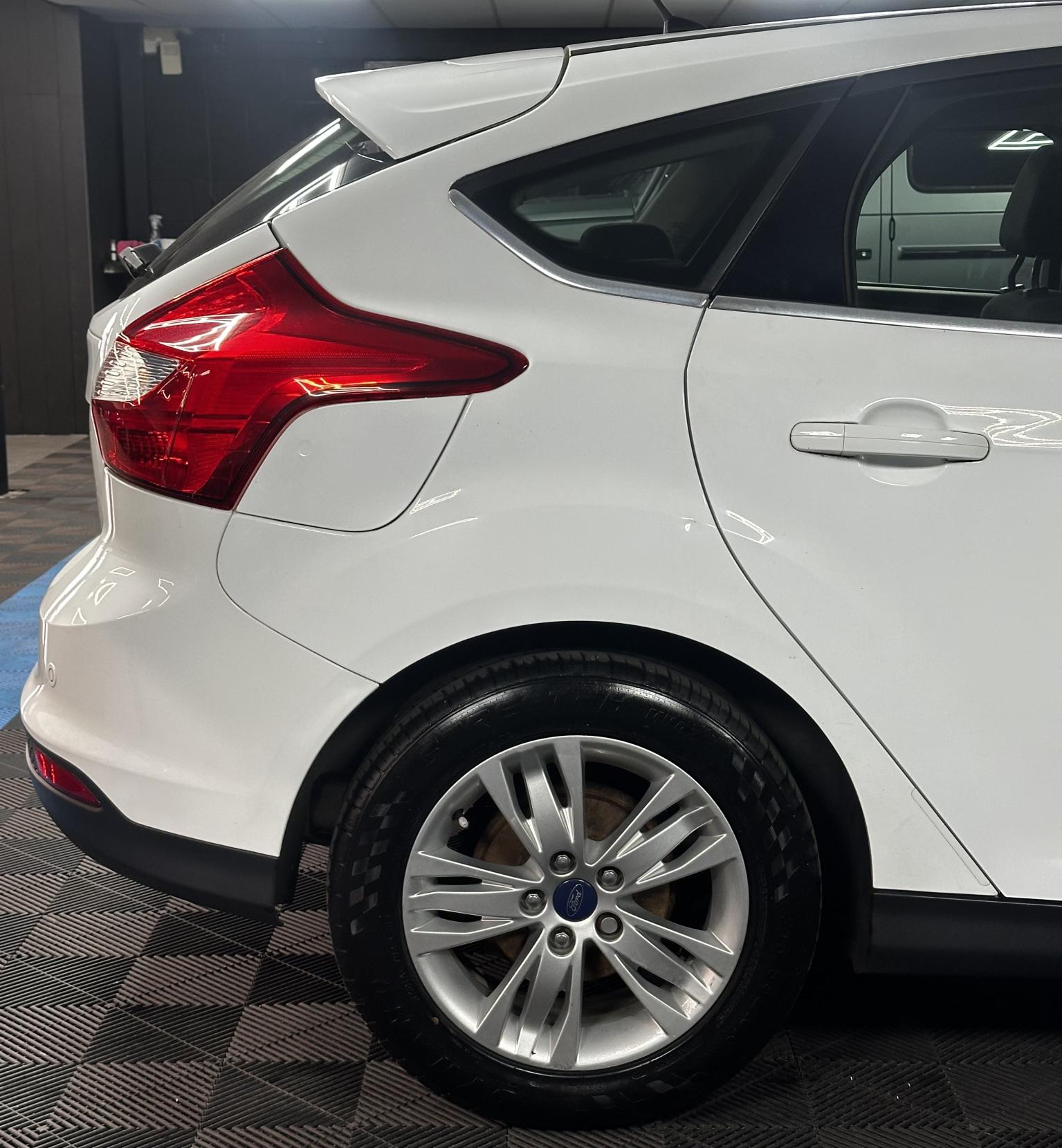 Ford Focus 1.6 Titanium Navigator Hatchback 5dr Petrol Powershift Euro 5 (125 ps)