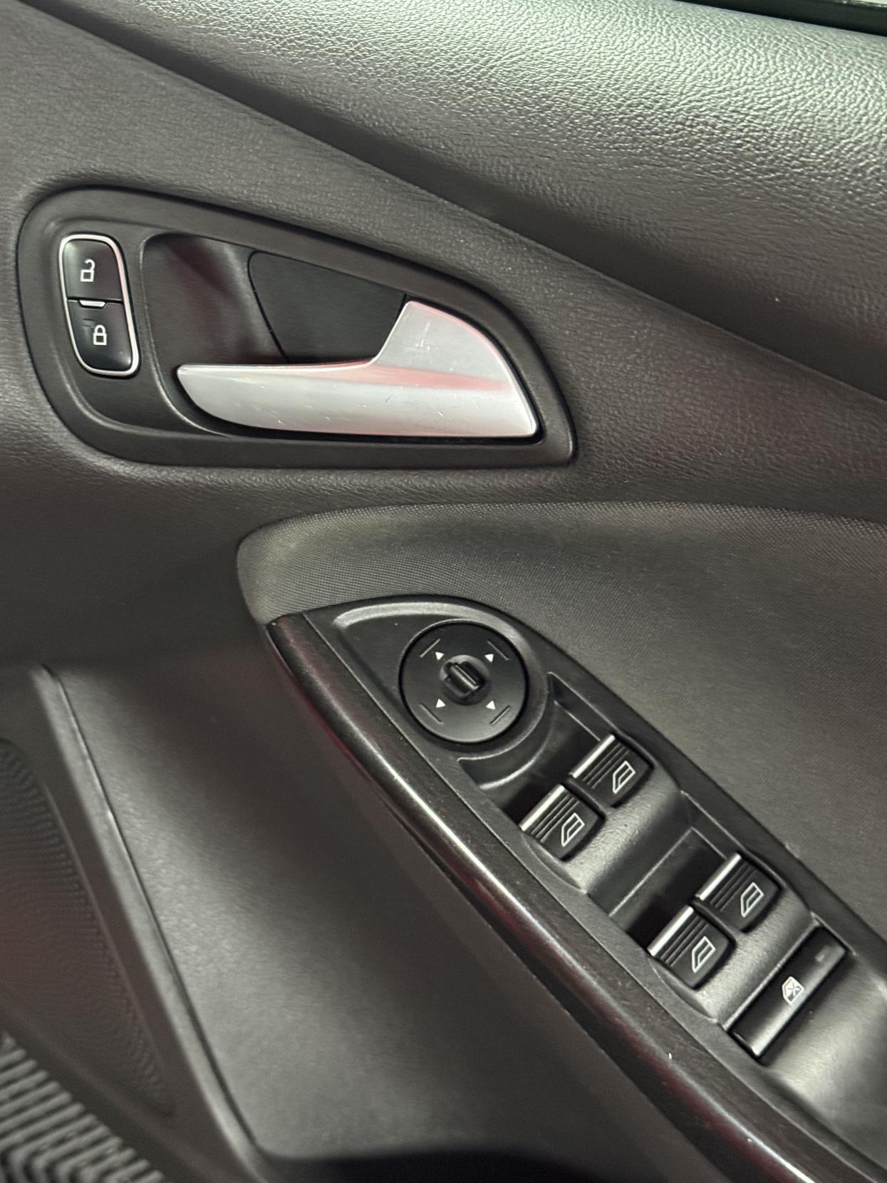 Ford Focus 1.6 Titanium Hatchback 5dr Petrol Powershift Euro 6 (125 ps)