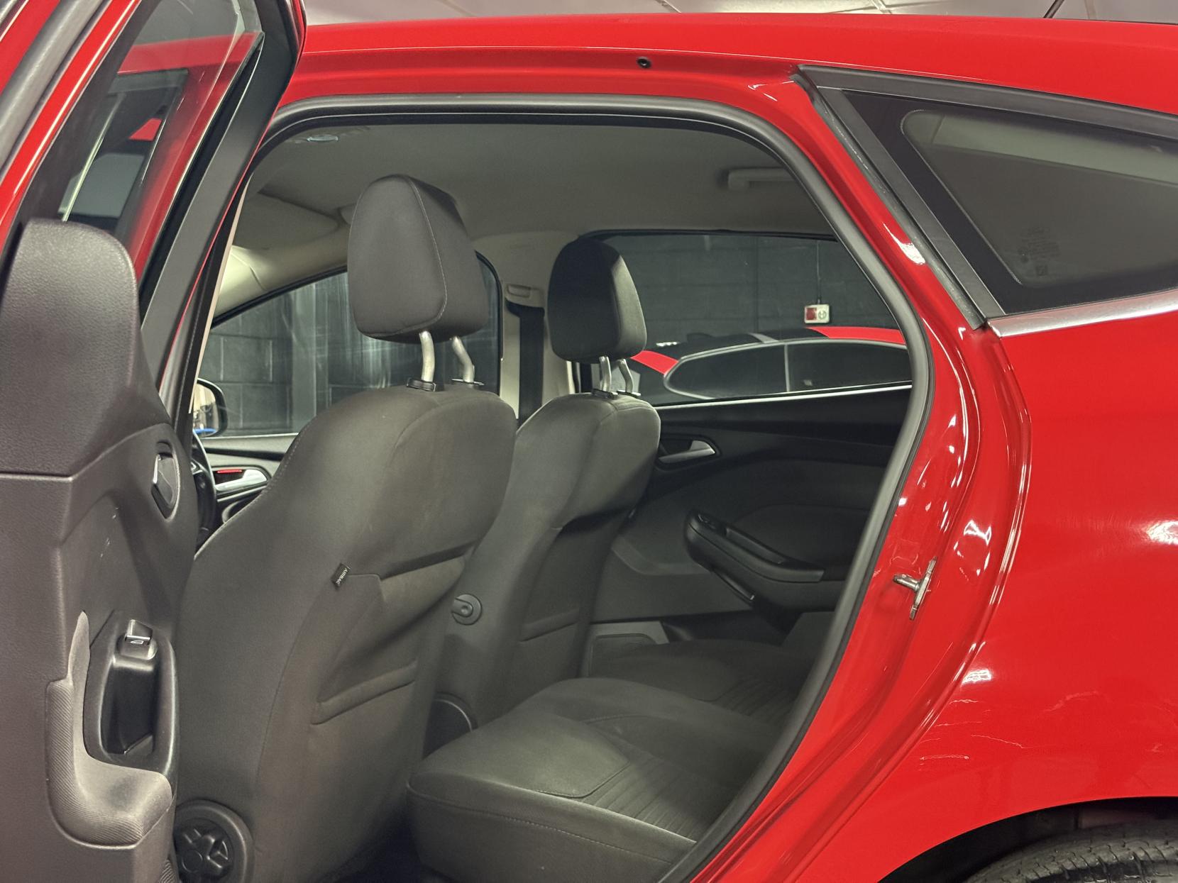 Ford Focus 1.6 Titanium Hatchback 5dr Petrol Powershift Euro 6 (125 ps)