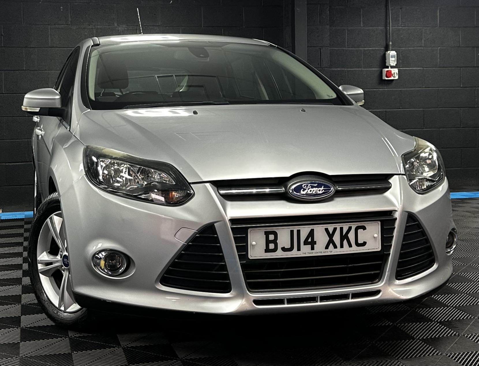 Ford Focus 1.6 Zetec Hatchback 5dr Petrol Powershift Euro 5 (125 ps)