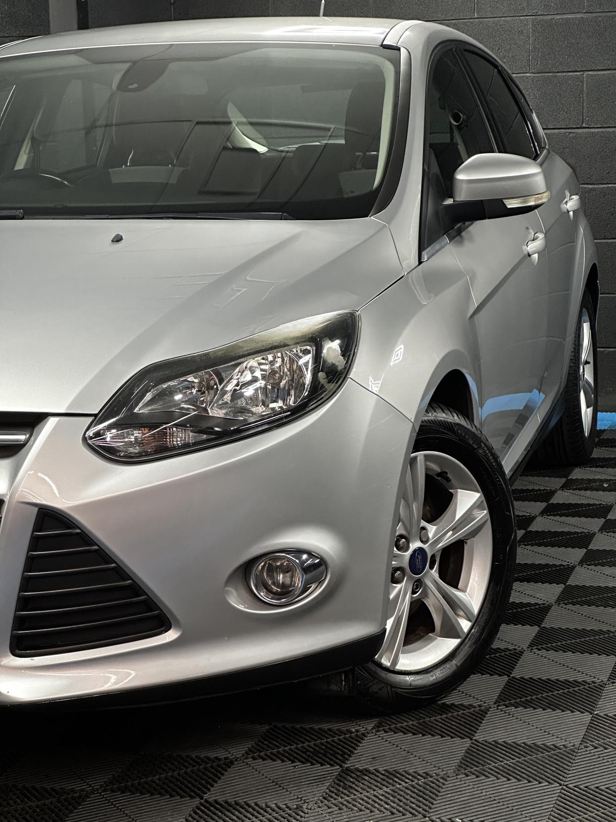 Ford Focus 1.6 Zetec Hatchback 5dr Petrol Powershift Euro 5 (125 ps)