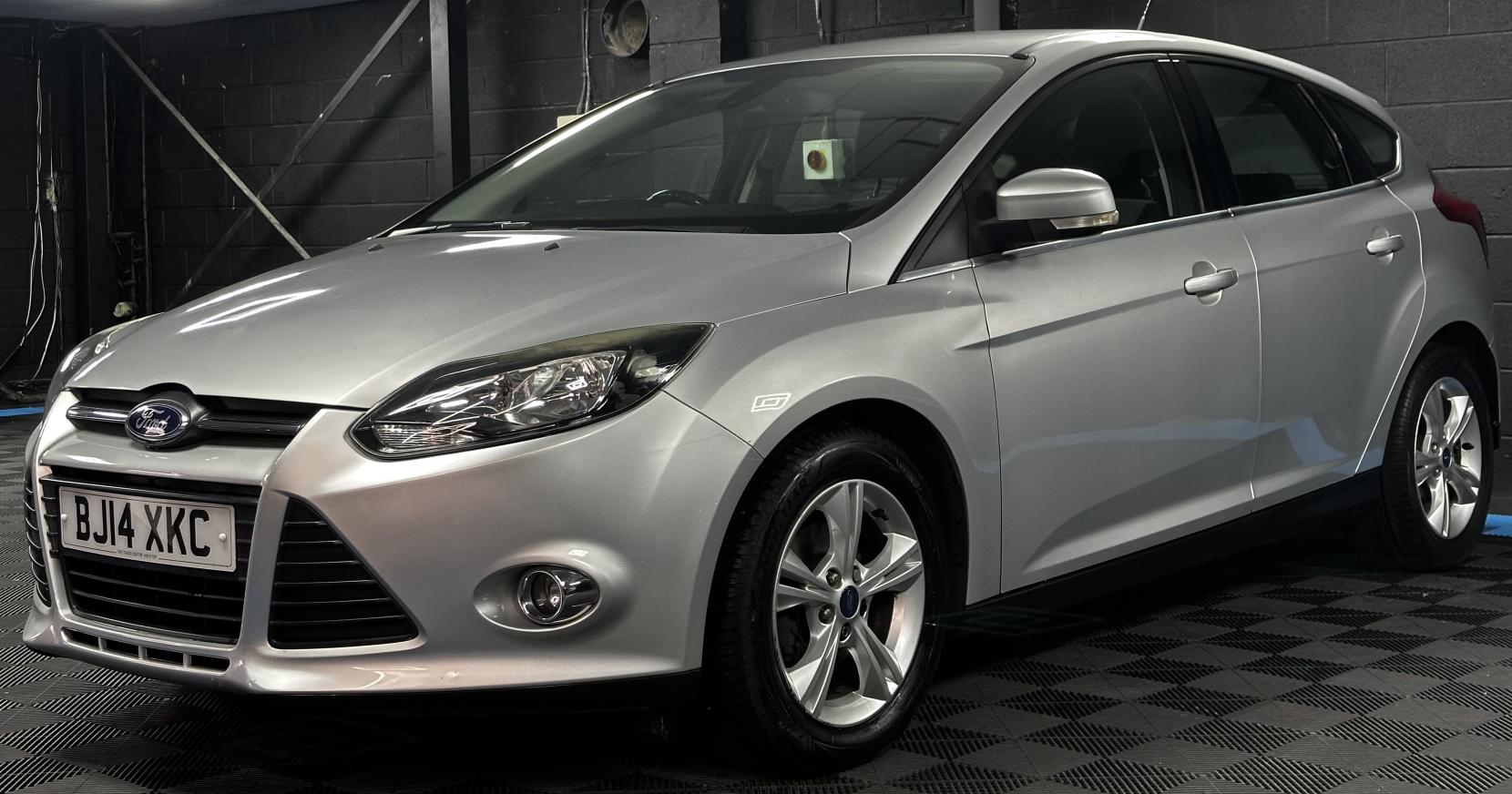 Ford Focus 1.6 Zetec Hatchback 5dr Petrol Powershift Euro 5 (125 ps)
