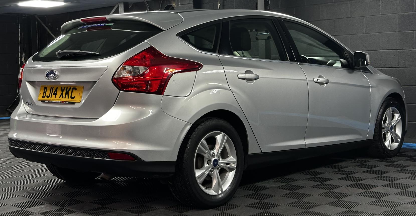 Ford Focus 1.6 Zetec Hatchback 5dr Petrol Powershift Euro 5 (125 ps)