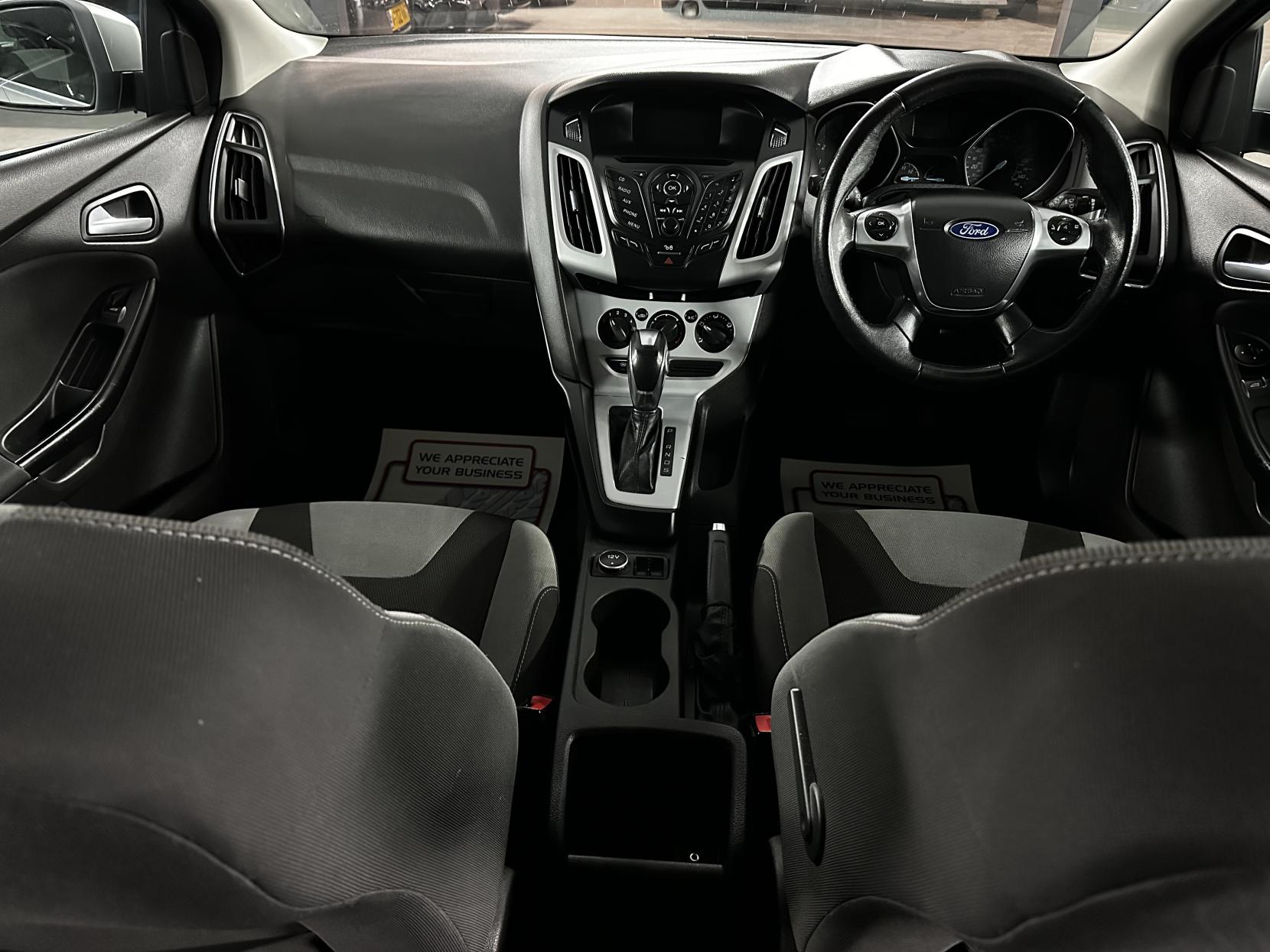 Ford Focus 1.6 Zetec Hatchback 5dr Petrol Powershift Euro 5 (125 ps)
