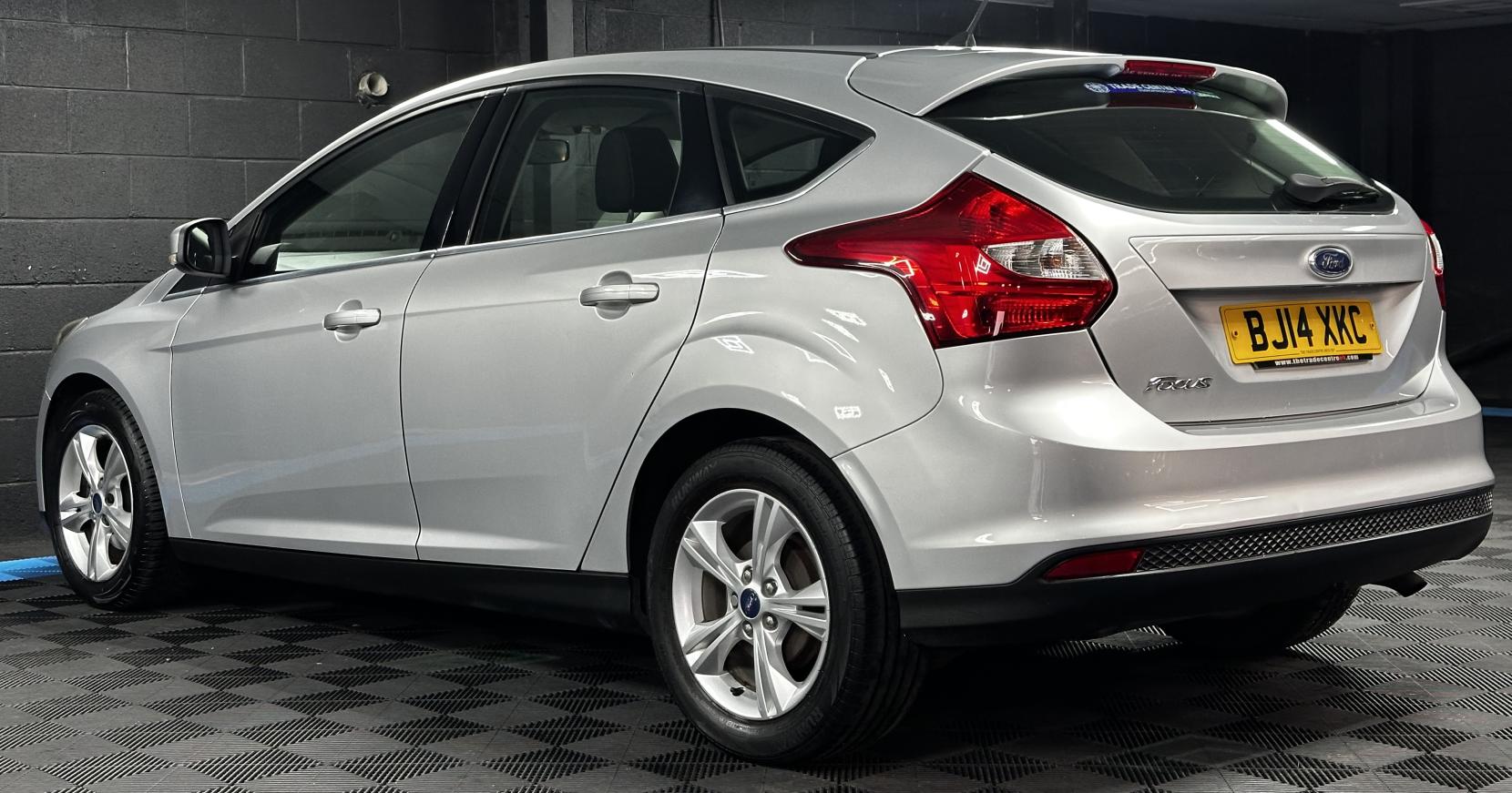 Ford Focus 1.6 Zetec Hatchback 5dr Petrol Powershift Euro 5 (125 ps)
