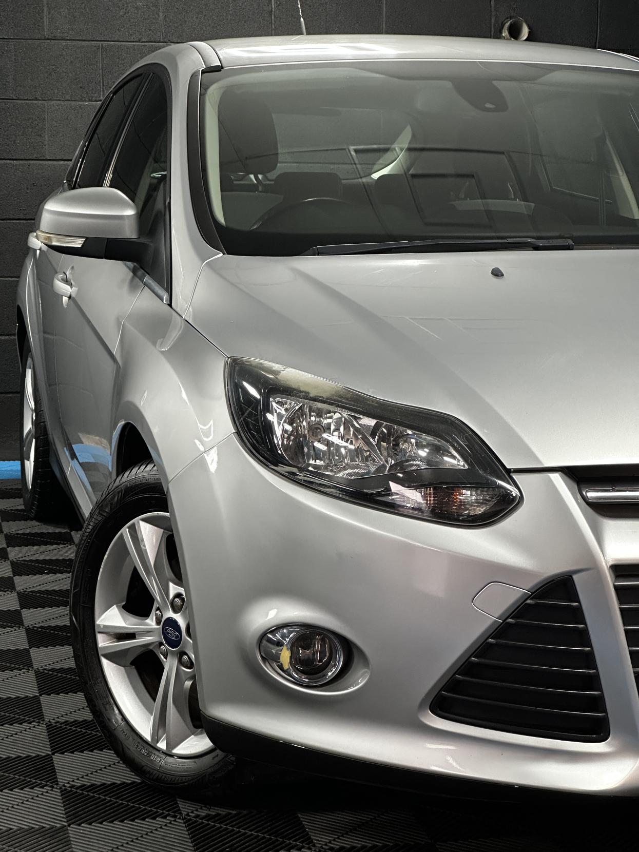 Ford Focus 1.6 Zetec Hatchback 5dr Petrol Powershift Euro 5 (125 ps)