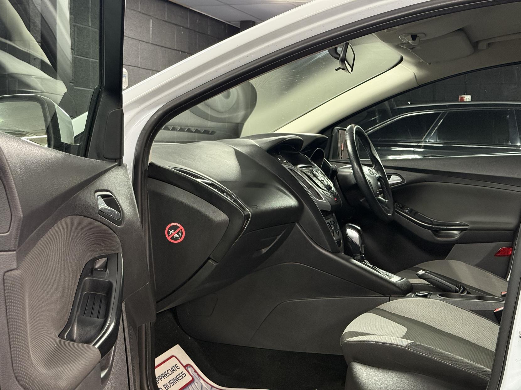 Ford Focus 2.0 TDCi Zetec Hatchback 5dr Diesel Powershift Euro 5 (140 ps)