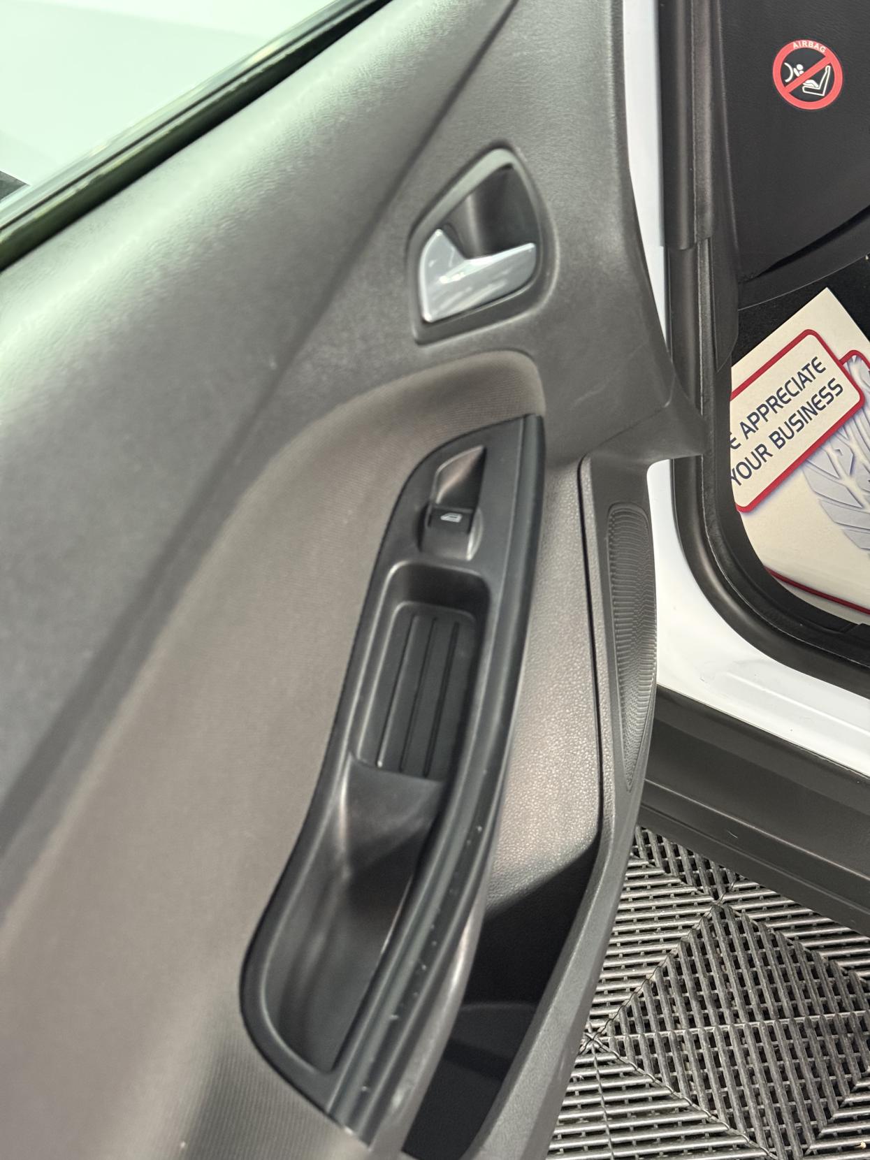 Ford Focus 2.0 TDCi Zetec Hatchback 5dr Diesel Powershift Euro 5 (140 ps)