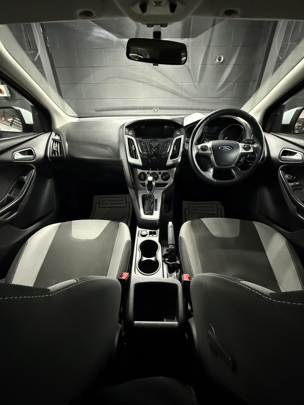 Ford Focus 2.0 TDCi Zetec Hatchback 5dr Diesel Powershift Euro 5 (140 ps)