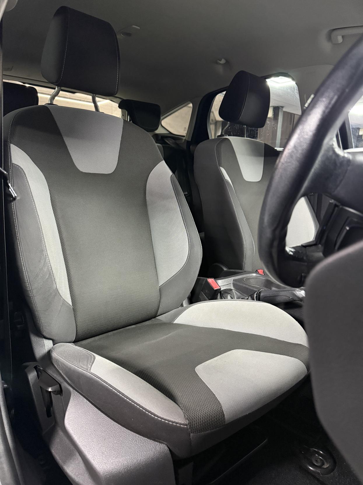 Ford Focus 2.0 TDCi Zetec Hatchback 5dr Diesel Powershift Euro 5 (140 ps)