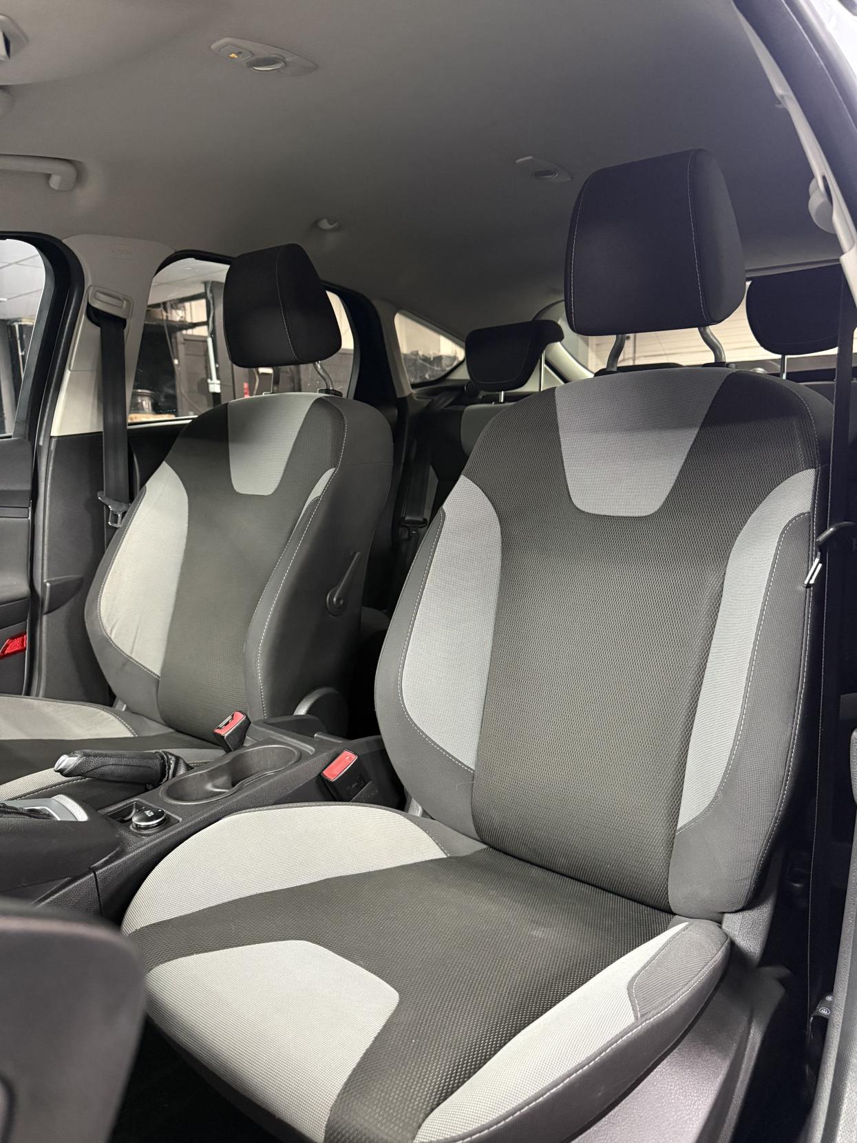 Ford Focus 2.0 TDCi Zetec Hatchback 5dr Diesel Powershift Euro 5 (140 ps)