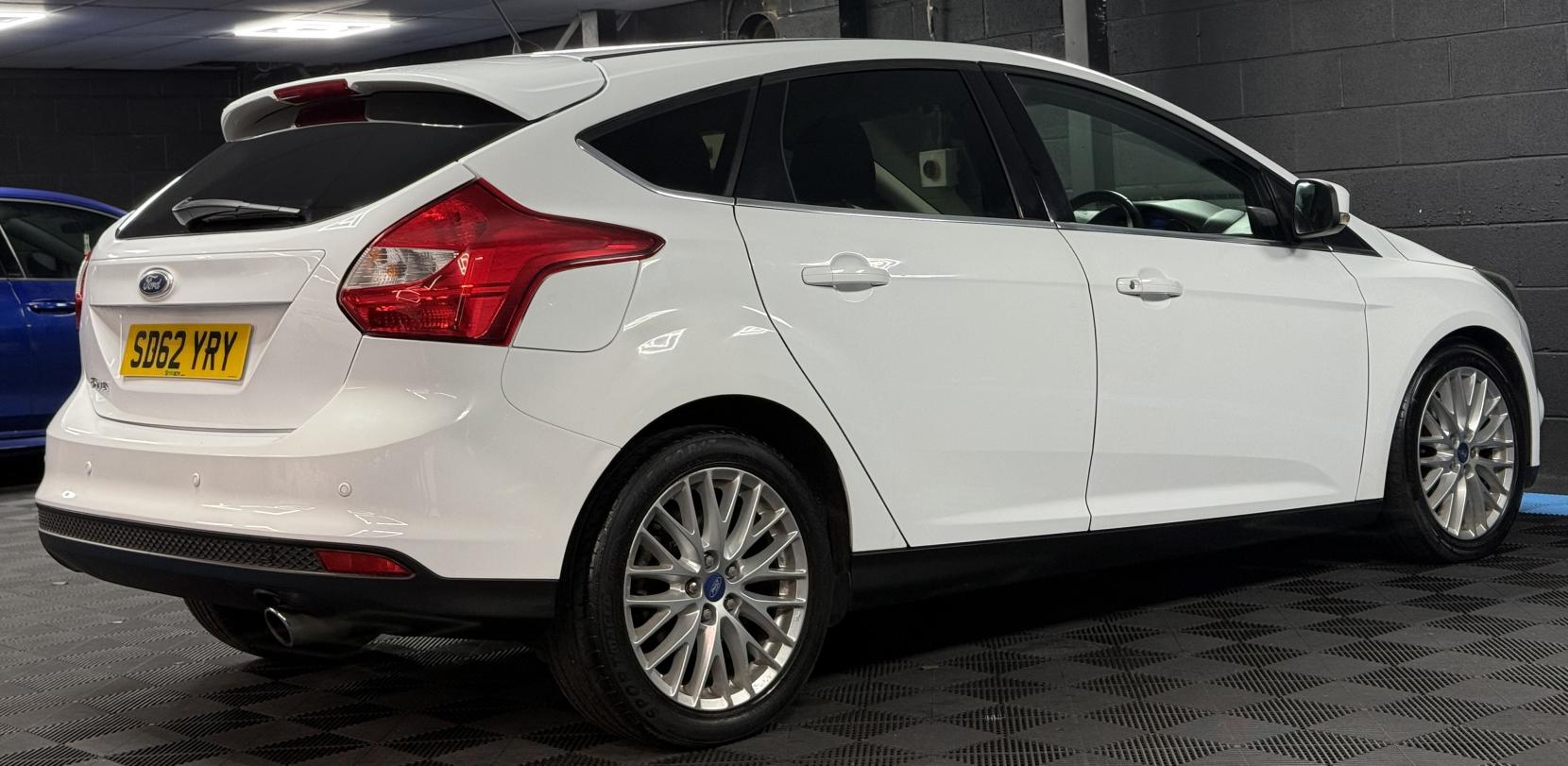 Ford Focus 2.0 TDCi Zetec Hatchback 5dr Diesel Powershift Euro 5 (140 ps)