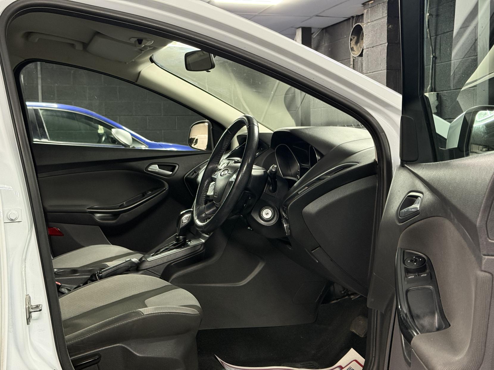 Ford Focus 2.0 TDCi Zetec Hatchback 5dr Diesel Powershift Euro 5 (140 ps)