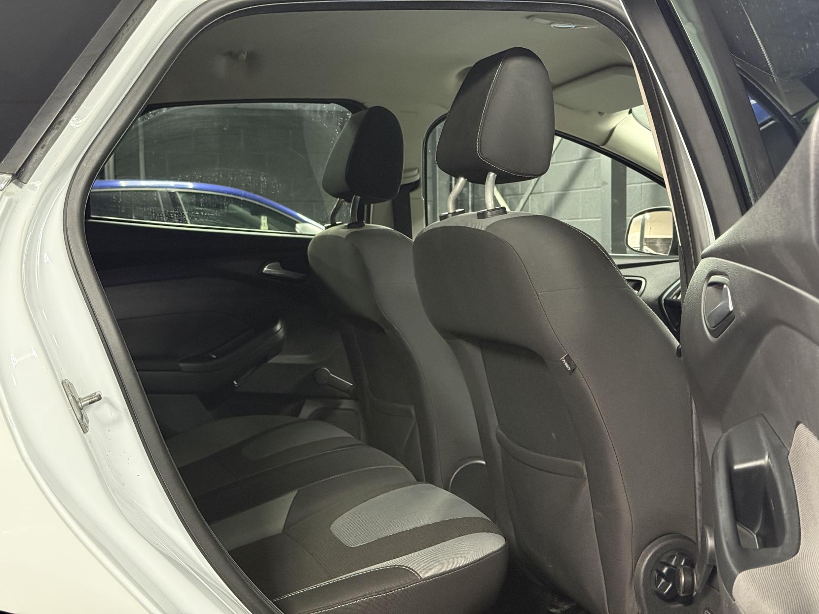 Ford Focus 2.0 TDCi Zetec Hatchback 5dr Diesel Powershift Euro 5 (140 ps)