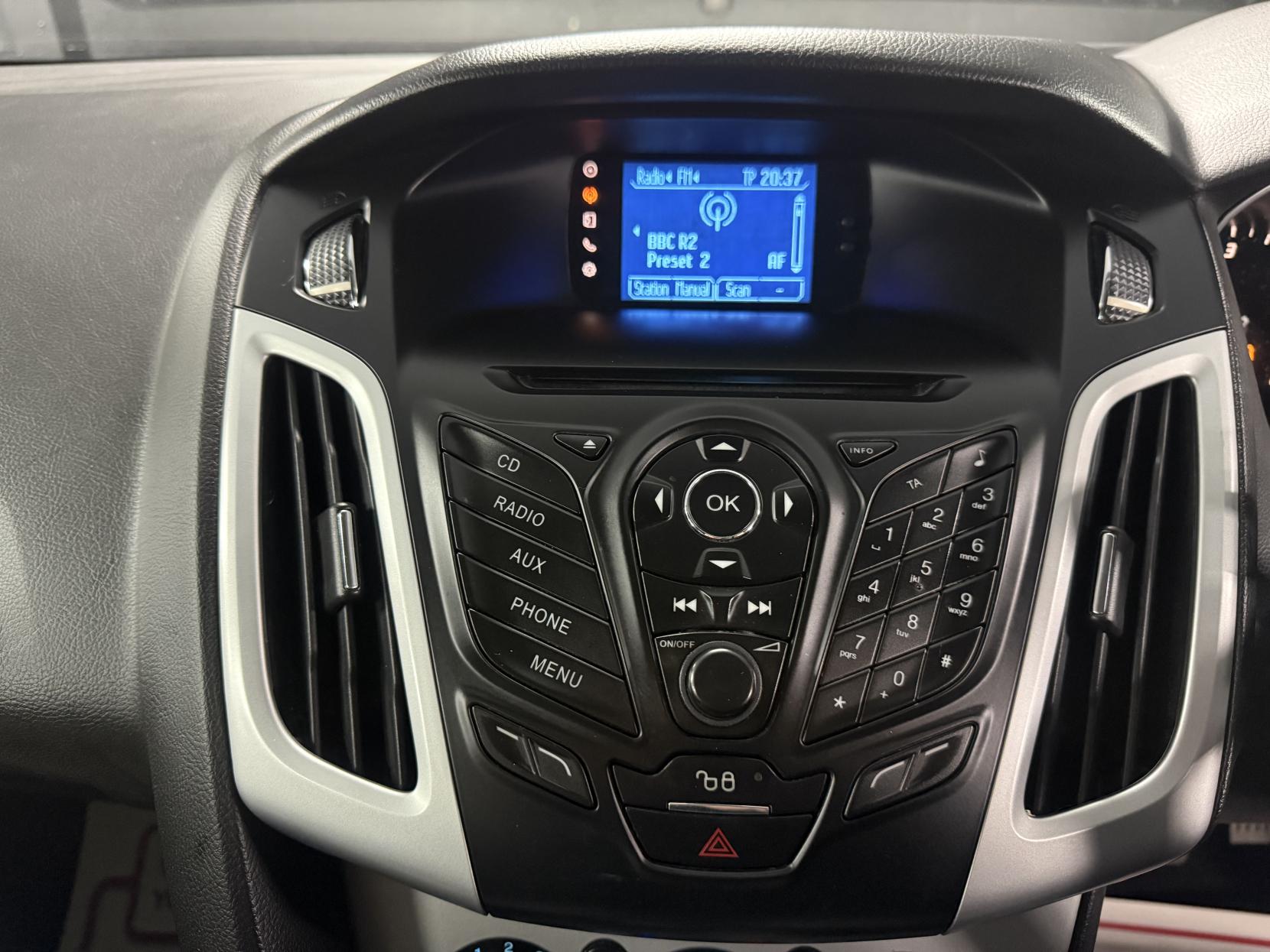 Ford Focus 2.0 TDCi Zetec Hatchback 5dr Diesel Powershift Euro 5 (140 ps)