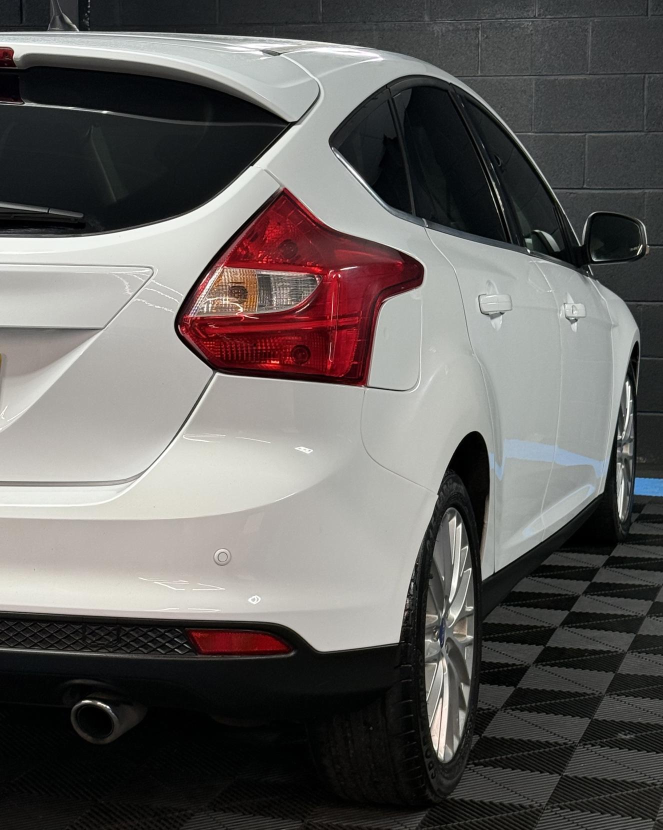 Ford Focus 2.0 TDCi Zetec Hatchback 5dr Diesel Powershift Euro 5 (140 ps)