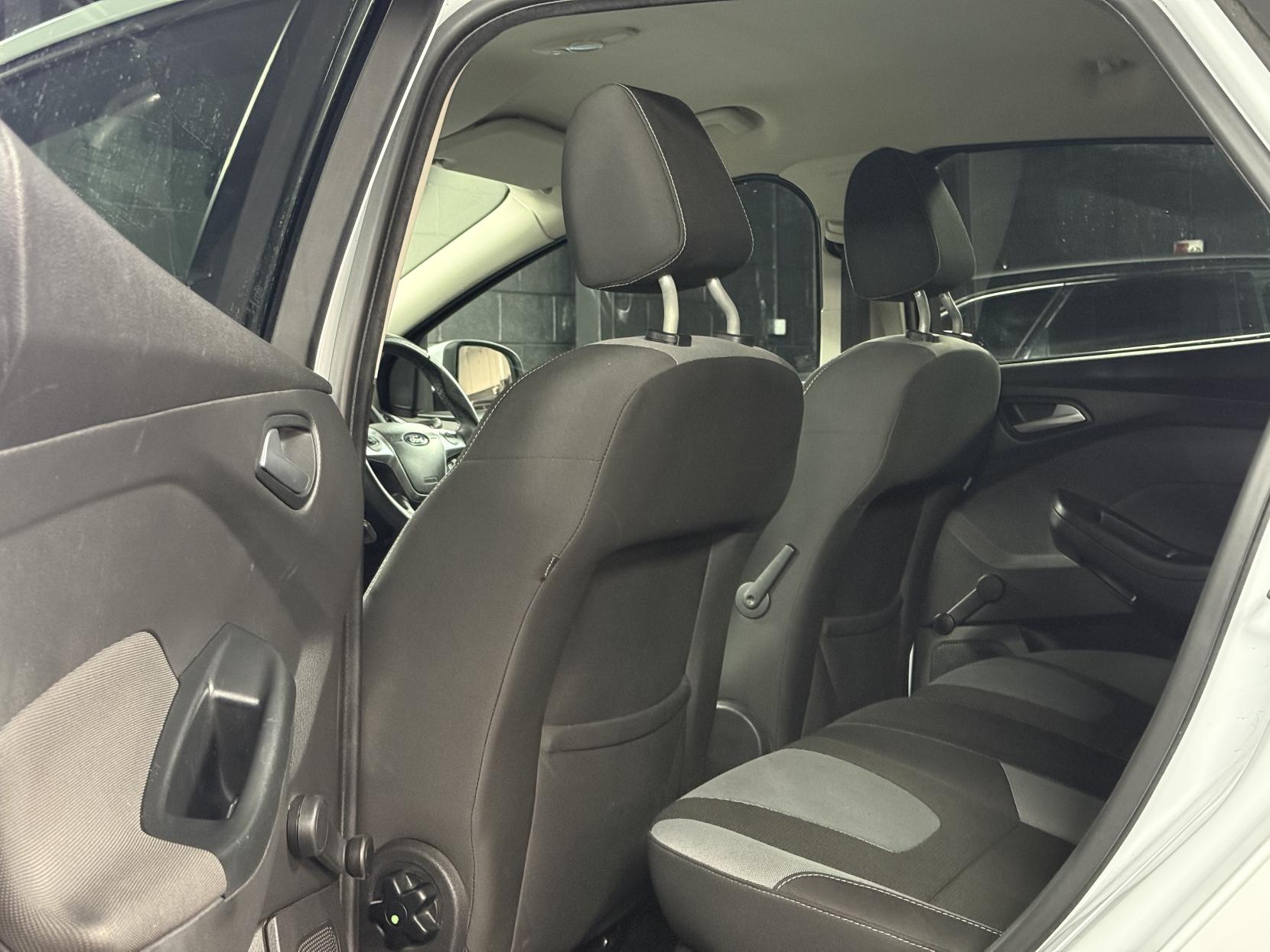 Ford Focus 2.0 TDCi Zetec Hatchback 5dr Diesel Powershift Euro 5 (140 ps)