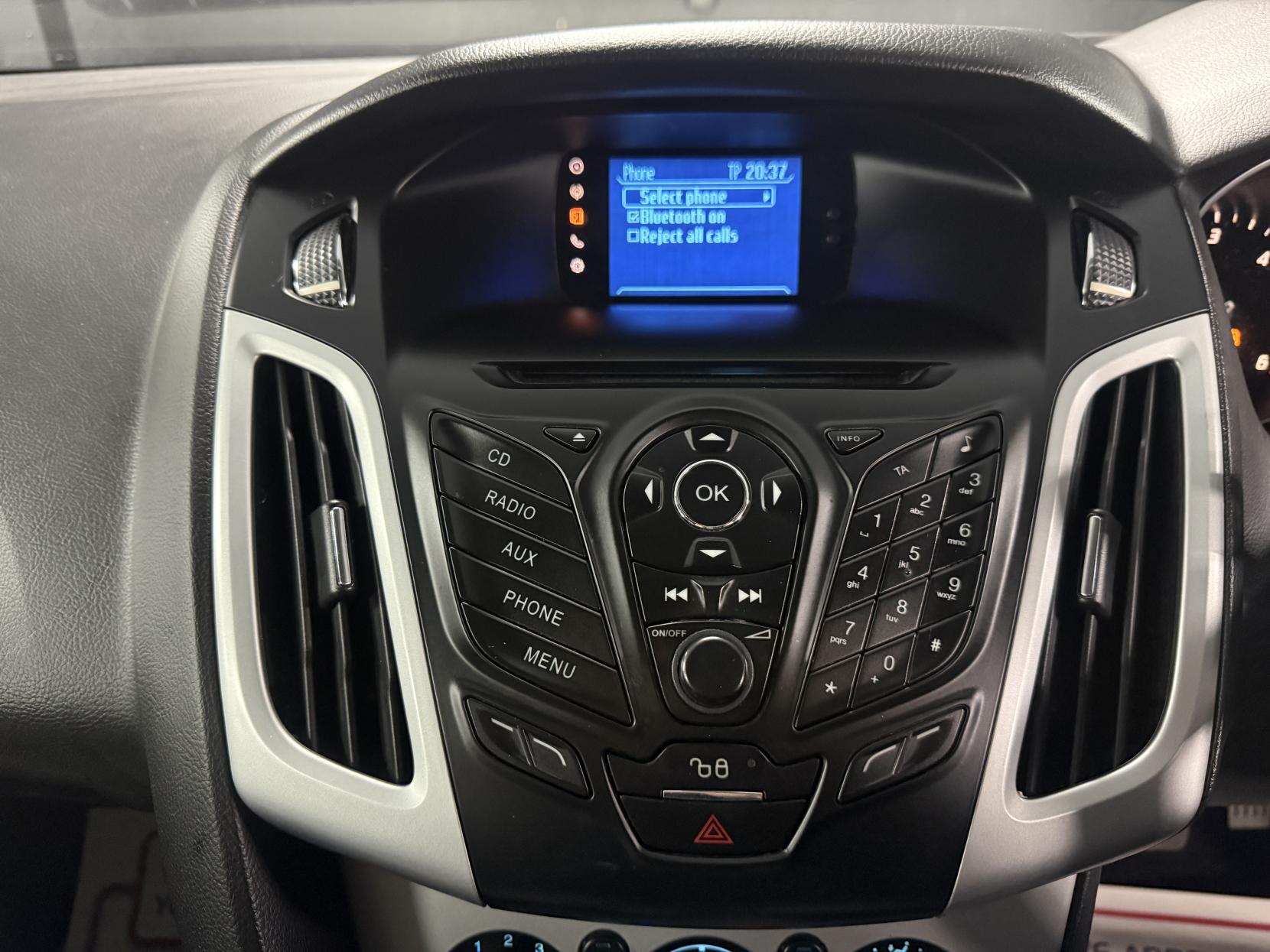 Ford Focus 2.0 TDCi Zetec Hatchback 5dr Diesel Powershift Euro 5 (140 ps)