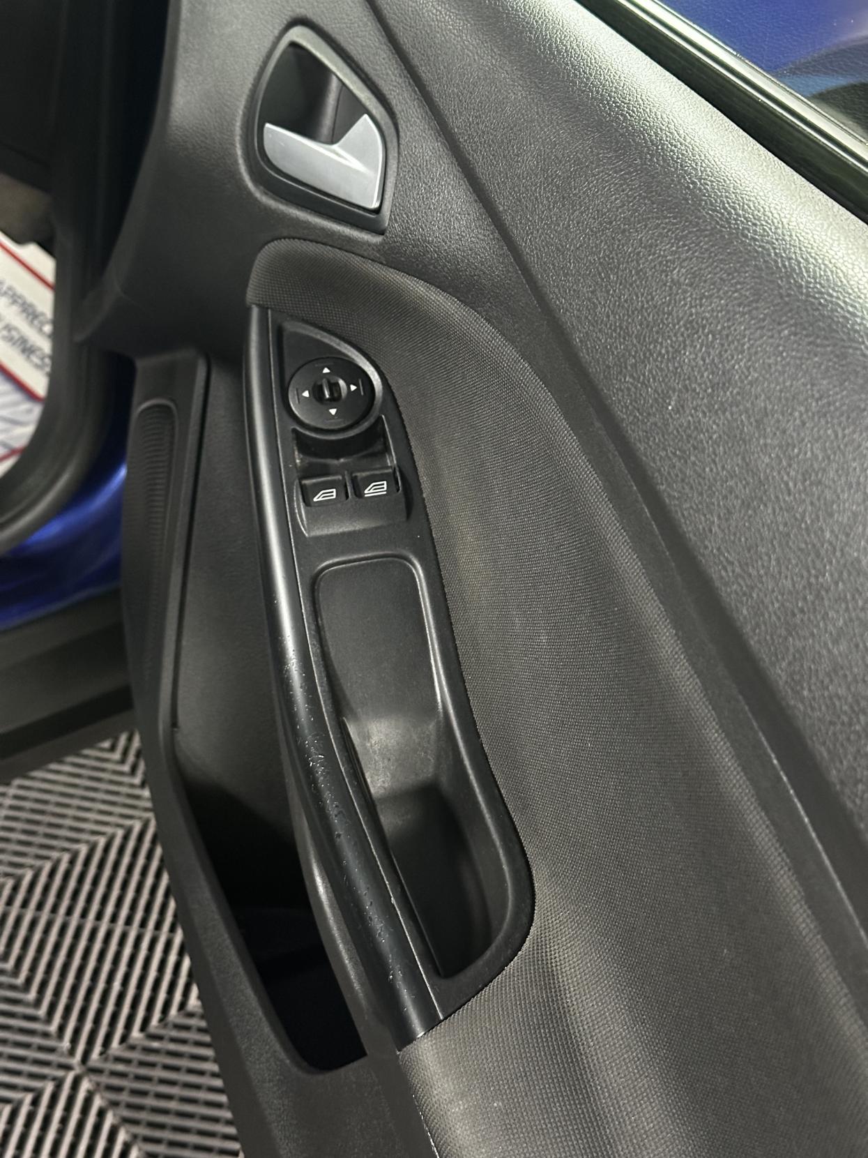 Ford Focus 1.6 Zetec Navigator Estate 5dr Petrol Powershift Euro 5 (125 ps)