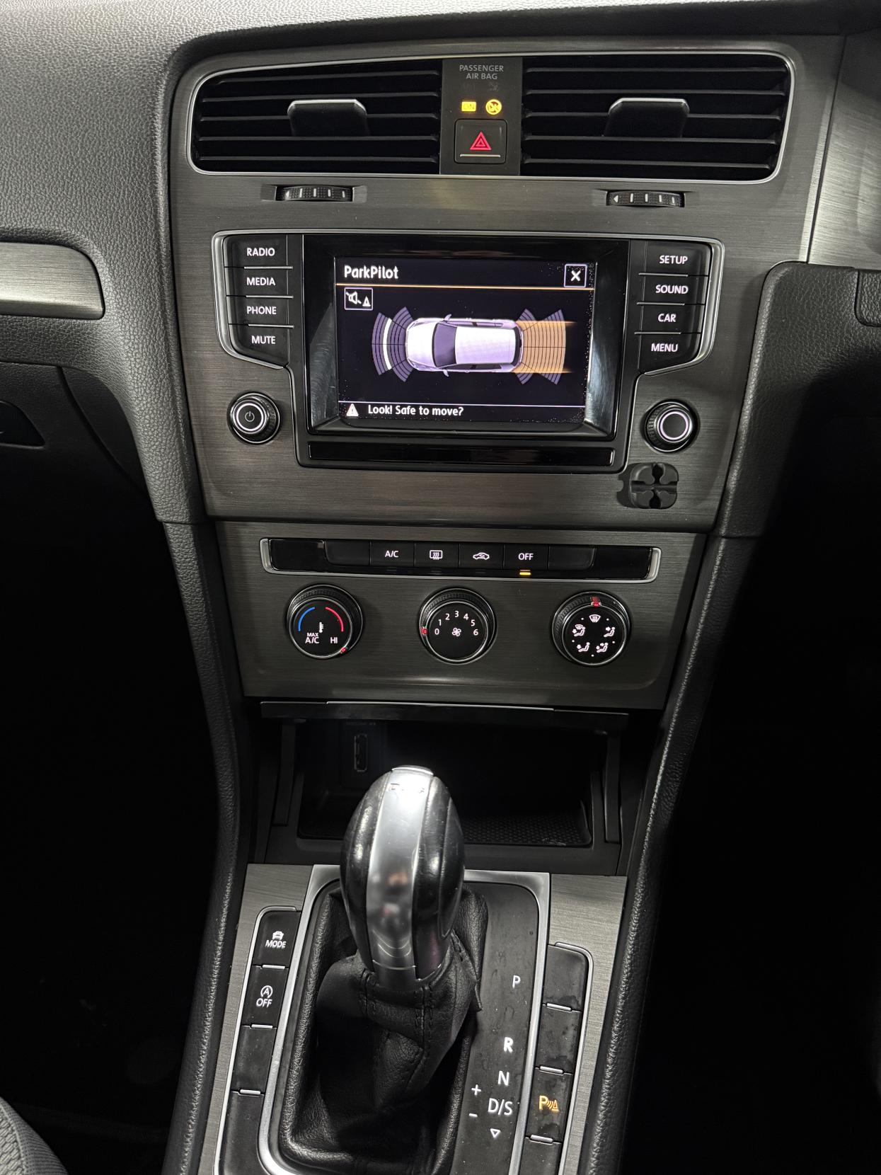 Volkswagen Golf 1.6 TDI BlueMotion Tech SE Hatchback 5dr Diesel DSG Euro 5 (s/s) (105 ps)